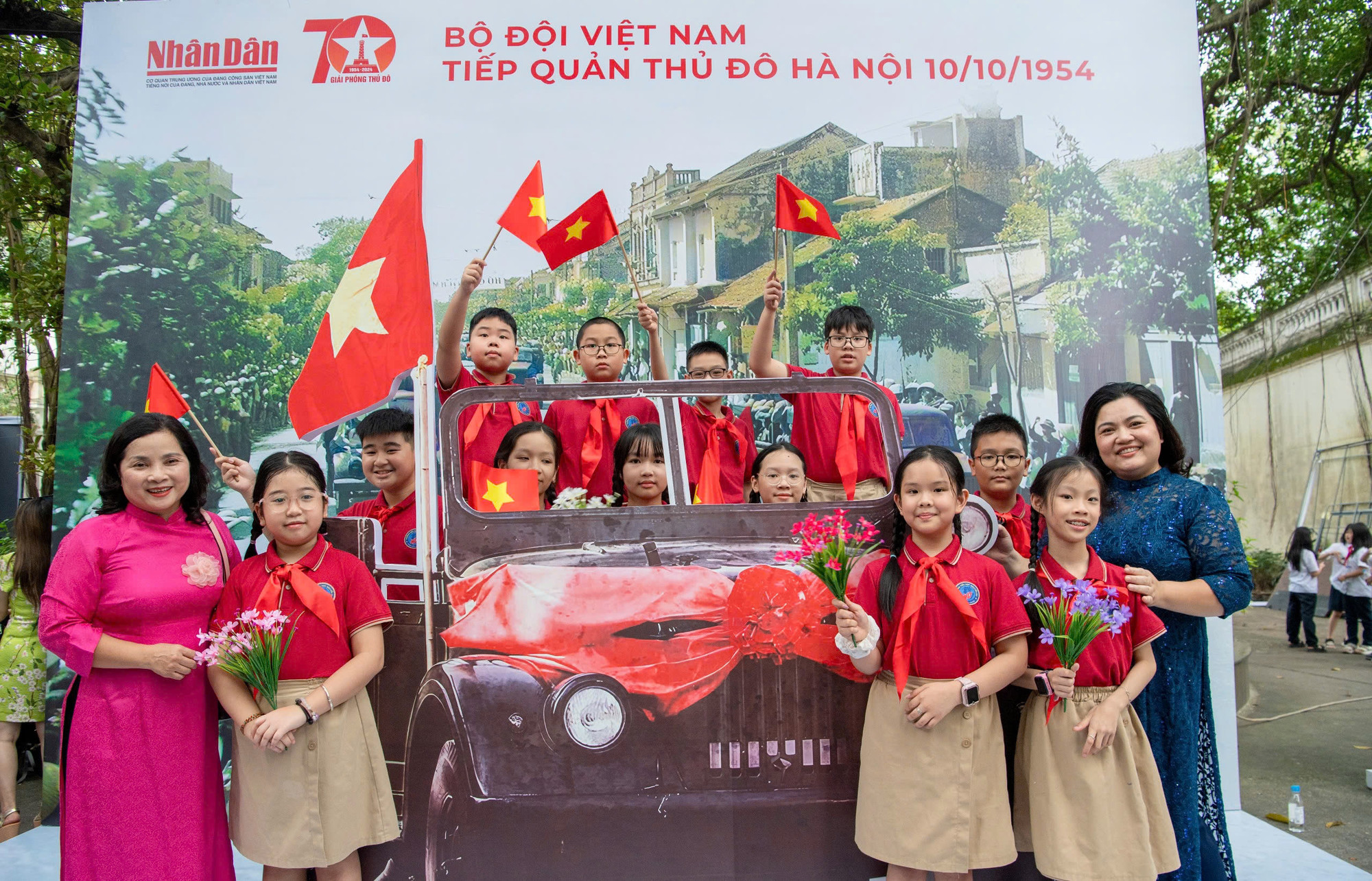 Mô hình tái hiện xe chở bác sĩ Trần Duy Hưng tiến vào tiếp quản Thủ đô, ngày 10/10/1954.