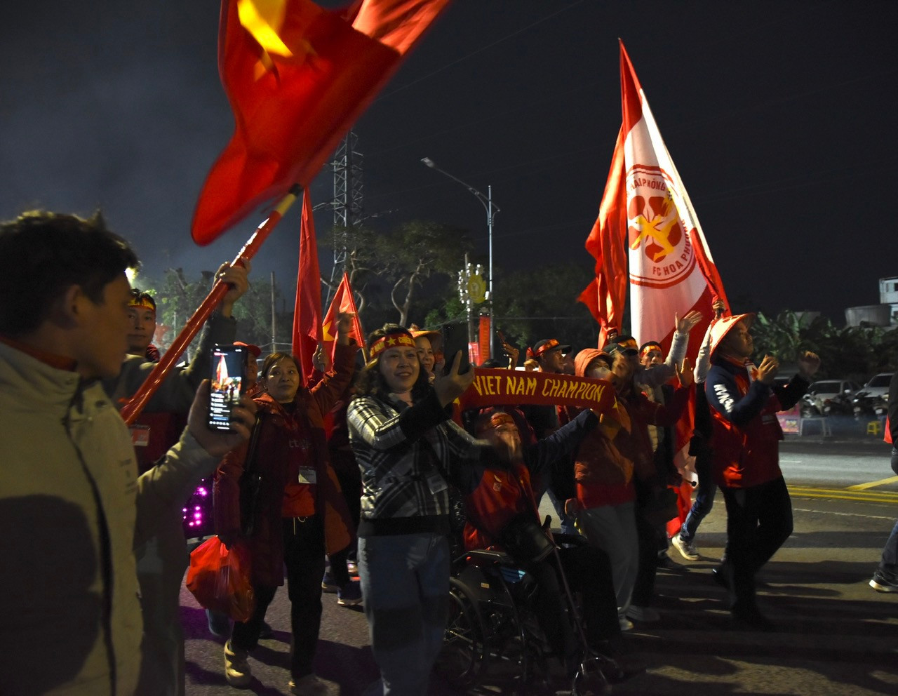 Nhiều người không quản ngại đường xa để đến đây.