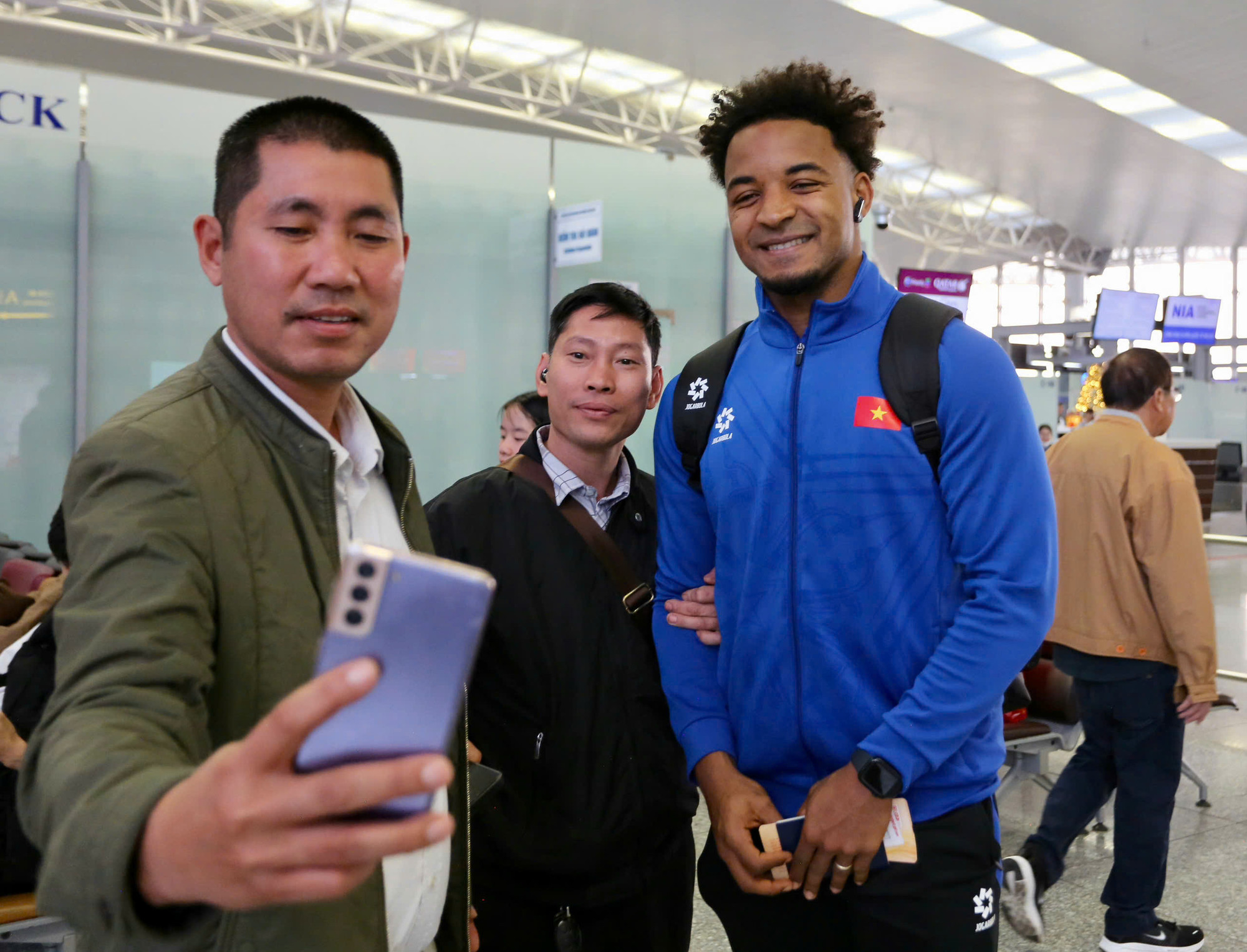 Nguyễn Xuân Son thu hút nhiều sự chú ý ở sân bay khi anh đã có màn ra mắt đội tuyển hoàn hảo với 2 bàn thắng cùng 2 kiến tạo. Nguyễn Xuân Son thu hút nhiều sự chú ý ở sân bay khi anh đã có màn ra mắt đội tuyển hoàn hảo với 2 bàn thắng cùng 2 kiến tạo.