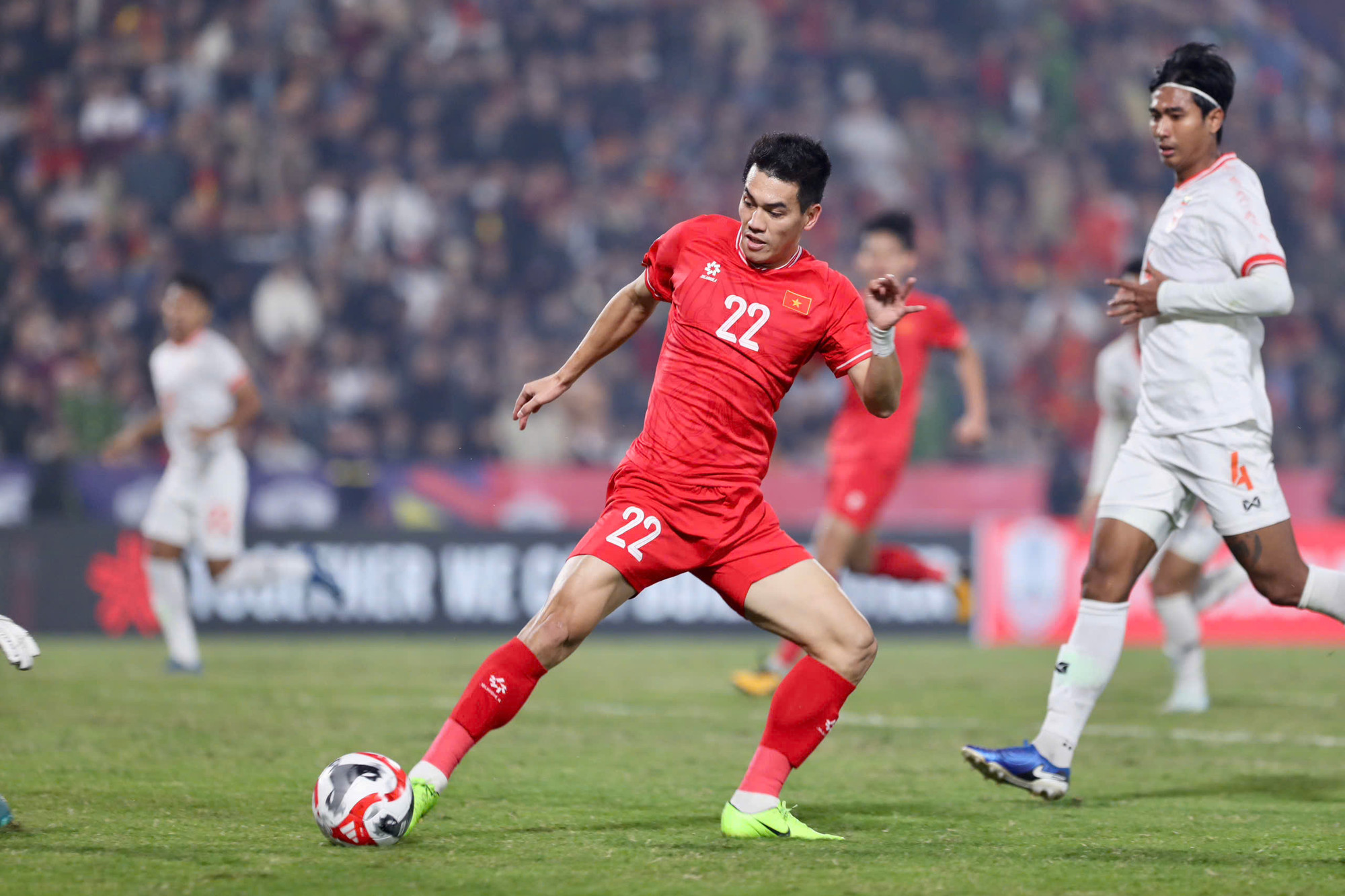 Chưa đầy 1 phút sau đó, Son có màn đáp lễ ấn tượng khi kiến tạo cho Tiến Linh ấn định chiến thắng 5-0. Chưa đầy 1 phút sau đó, Son có màn đáp lễ ấn tượng khi kiến tạo cho Tiến Linh ấn định chiến thắng 5-0.