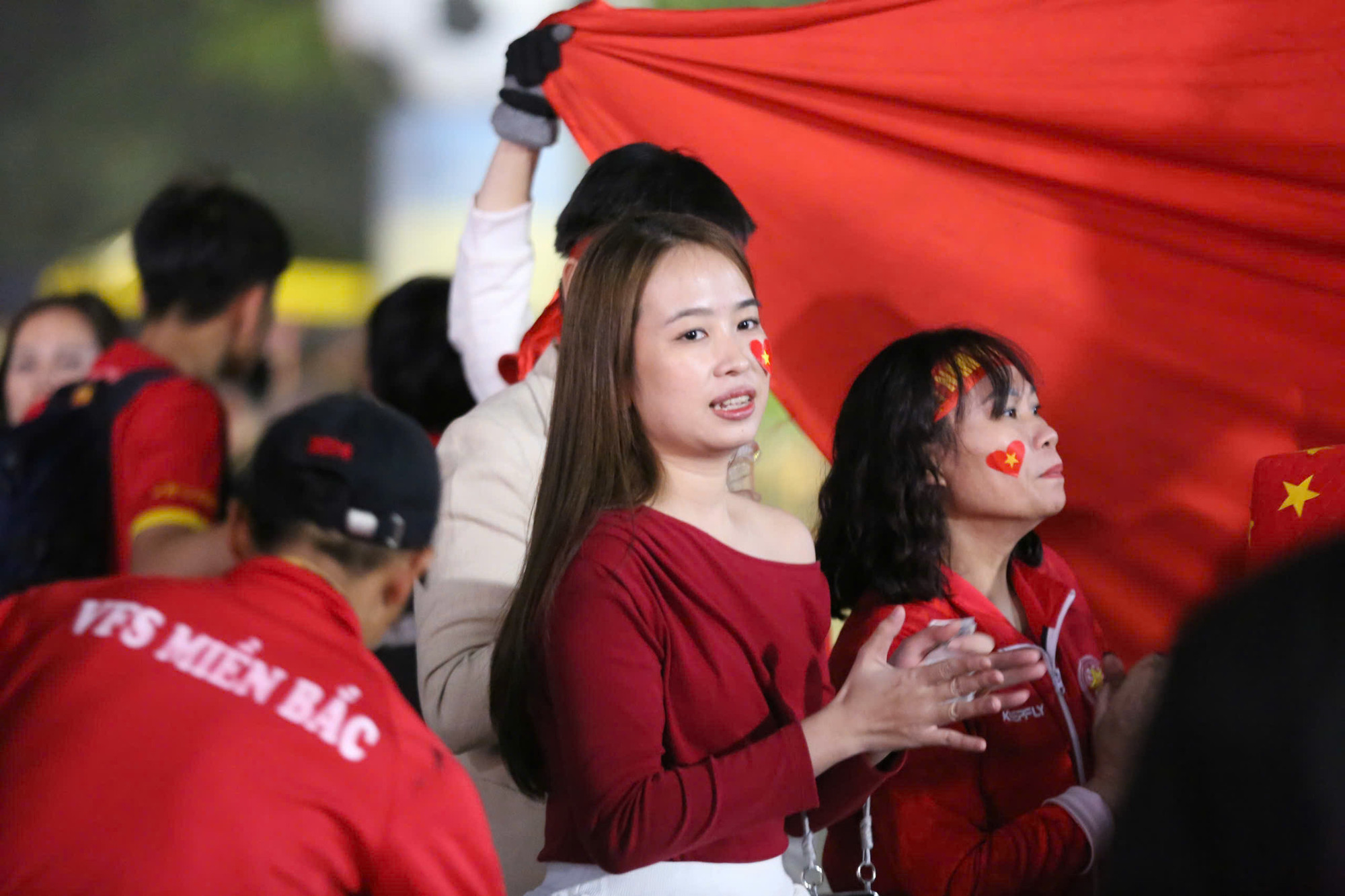 Người hâm mộ di chuyển theo trật tự để vào sân.