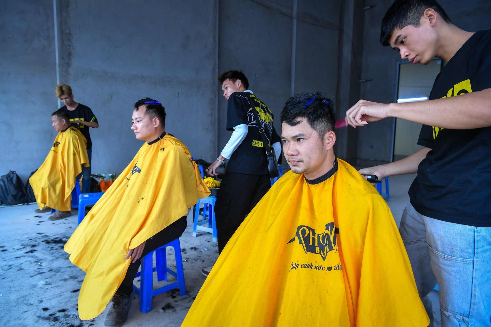 Ngoài ra, các công nhân còn được hỗ trợ cắt tóc miễn phí. Ngoài ra, các công nhân còn được hỗ trợ cắt tóc miễn phí.