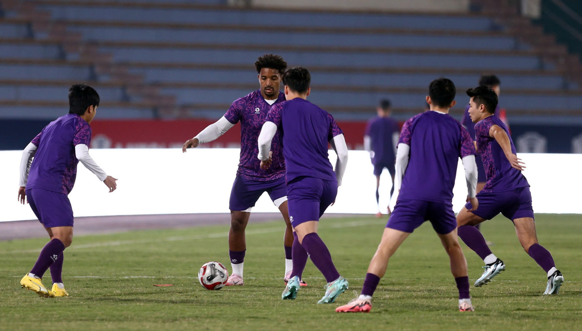 Xuân Son chia sẻ: “Tôi rất hào hứng và đã chuẩn bị rất kỹ cho trận ngày mai. Chúng tôi sẽ chiến đấu cùng nhau và cố gắng chiến thắng trước Myanmar”.