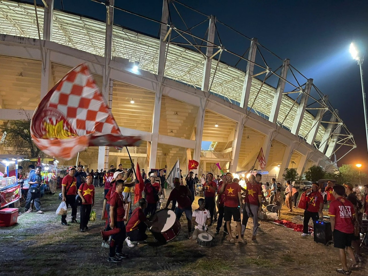 Không khí sôi động bên ngoài sân vận động được Hội cổ động viên của đội tuyển Việt Nam tạo ra.