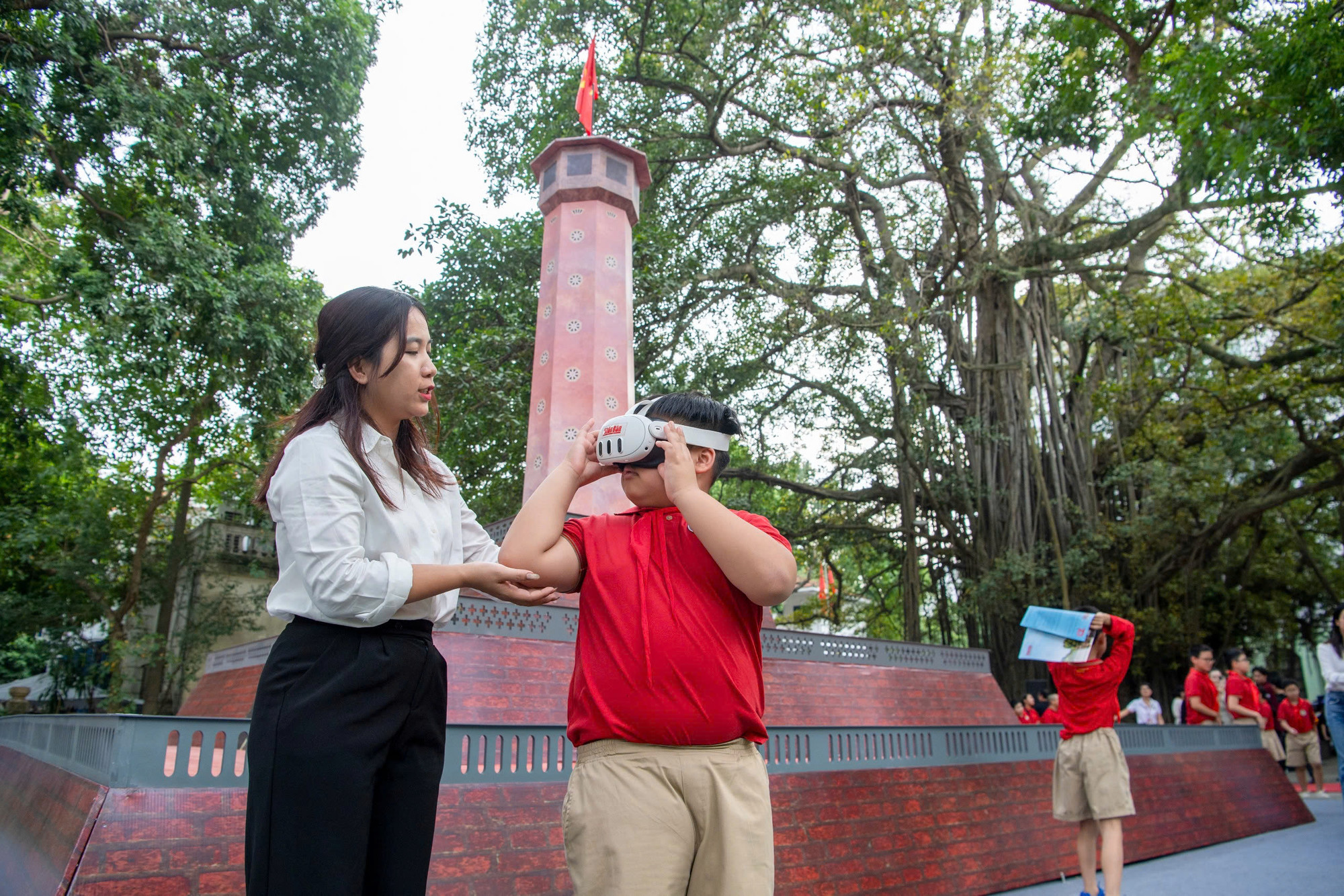 Nhận được sự hướng dẫn của Ban tổ chức, các em xem hình ảnh cũng như thông tin về ngày Giải phóng Thủ đô.