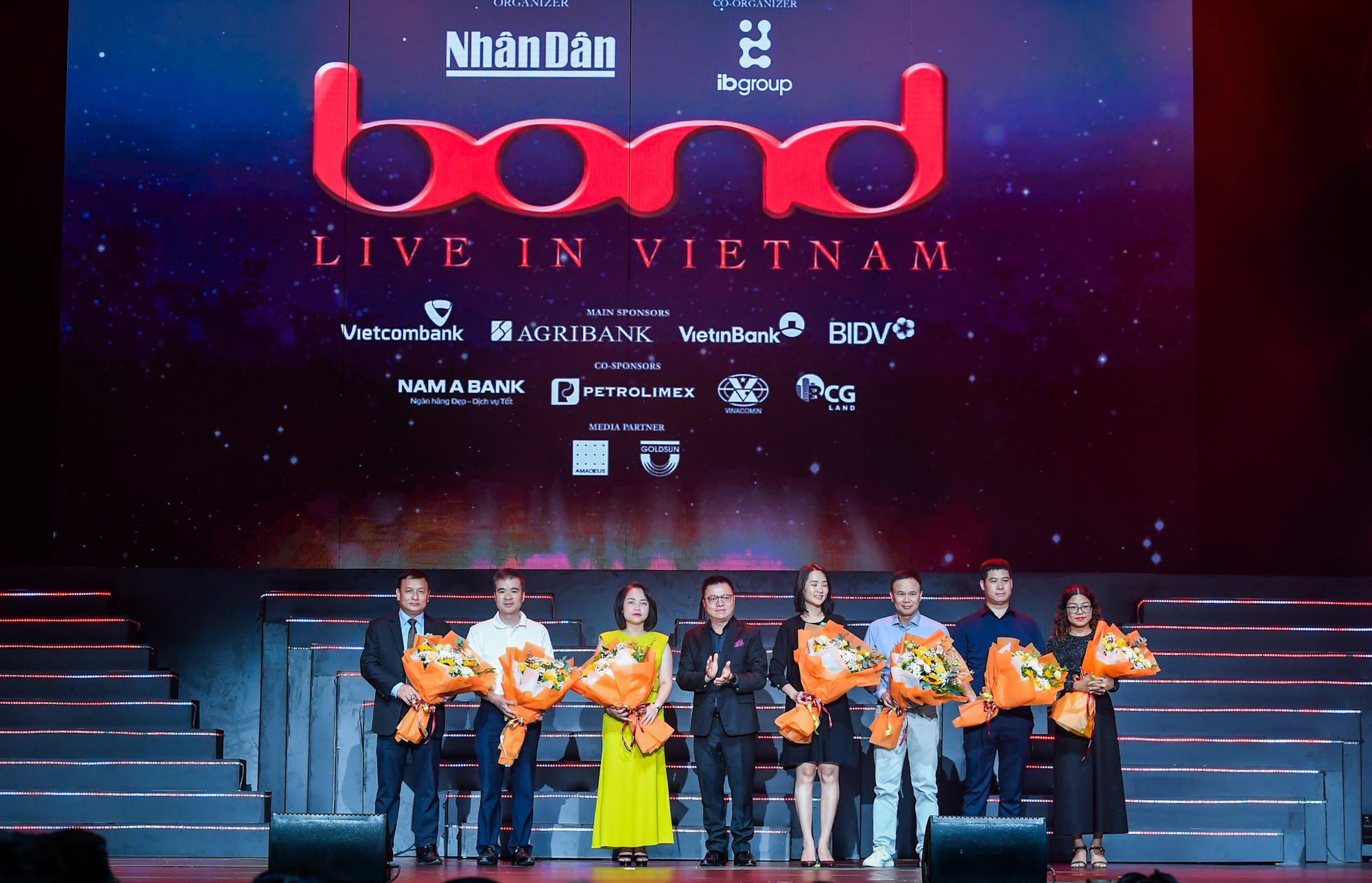 Đồng chí Lê Quốc Minh trao hoa lưu niệm cho các đơn vị tài trợ đồng hành cùng chương trình.