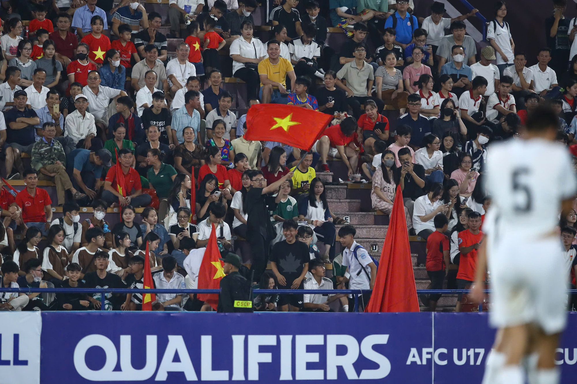 Rất đông cổ động viên đến với sân Việt Trì, Phú Thọ để "tiếp lửa" cho đội tuyển U17 Việt Nam.