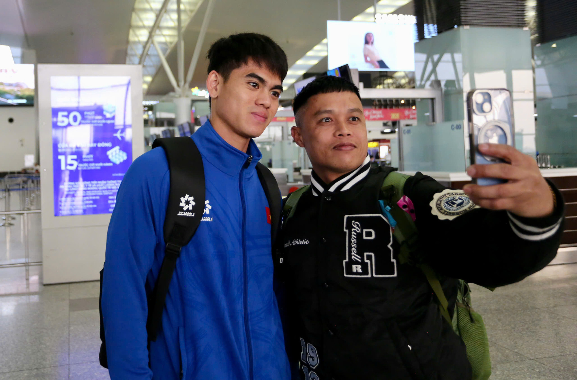 Các thành viên tuyển Việt Nam có mặt tại sân bay Nội Bài (Hà Nội) lên đường sang Singapore để chuẩn bị cho trận bán kết lượt đi ASEAN Cup 2024. Các thành viên tuyển Việt Nam có mặt tại sân bay Nội Bài (Hà Nội) lên đường sang Singapore để chuẩn bị cho trận bán kết lượt đi ASEAN Cup 2024.