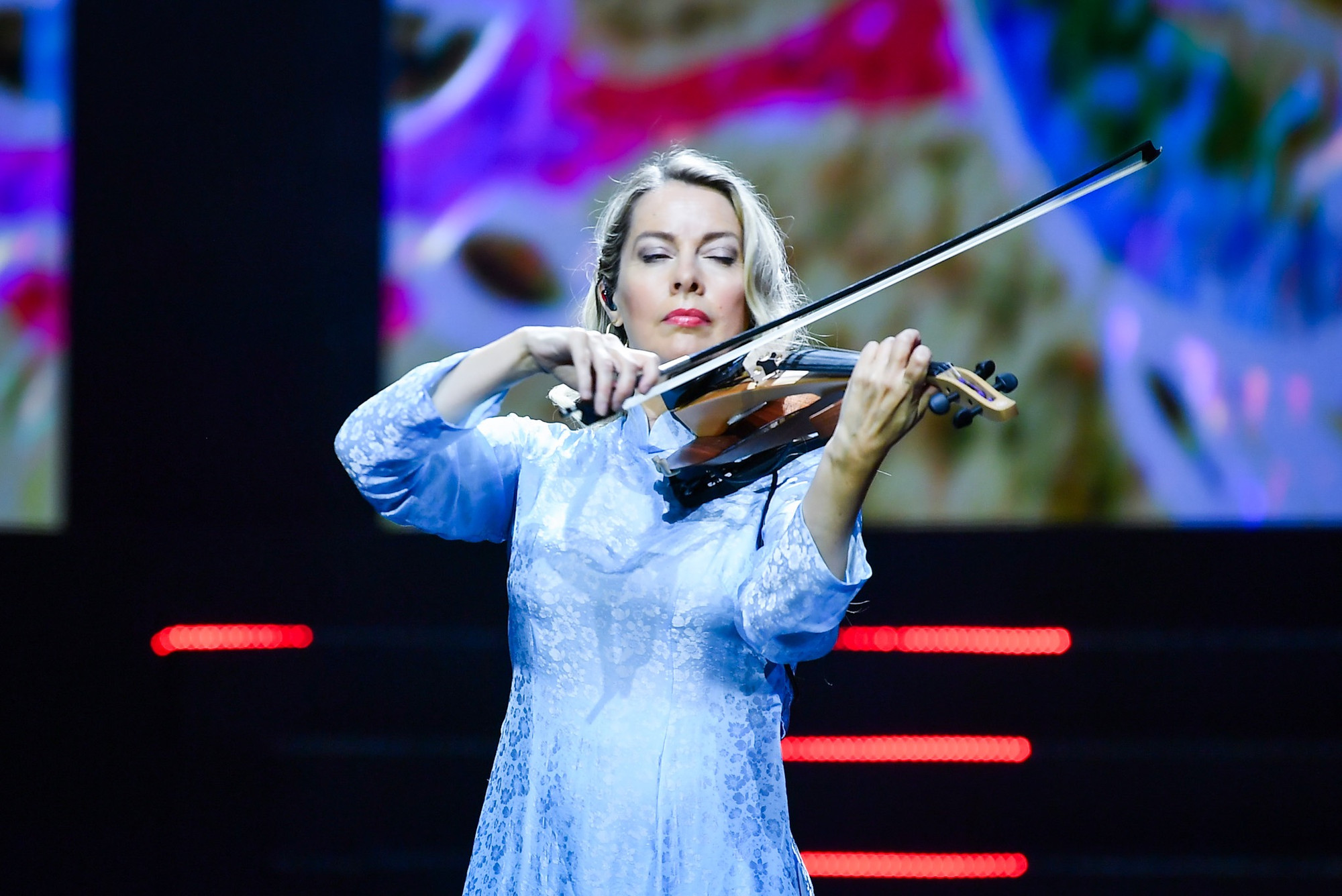 Eos Counsell thả mình với điệu nhạc.