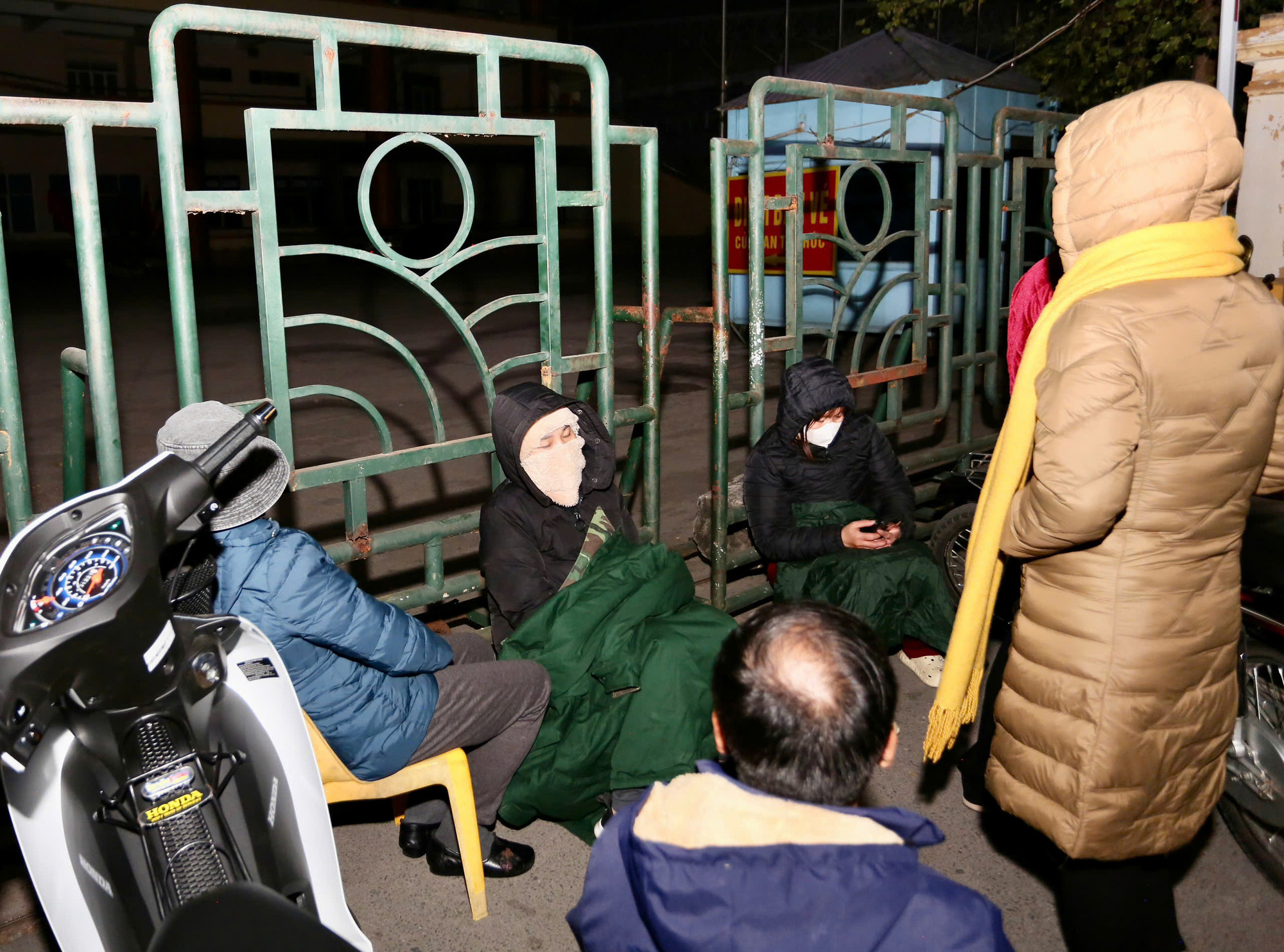 Giữa cái lạnh 16 độ C tại Phú Thọ, "sức nóng" của những tấm vé không hề giảm nhiệt.