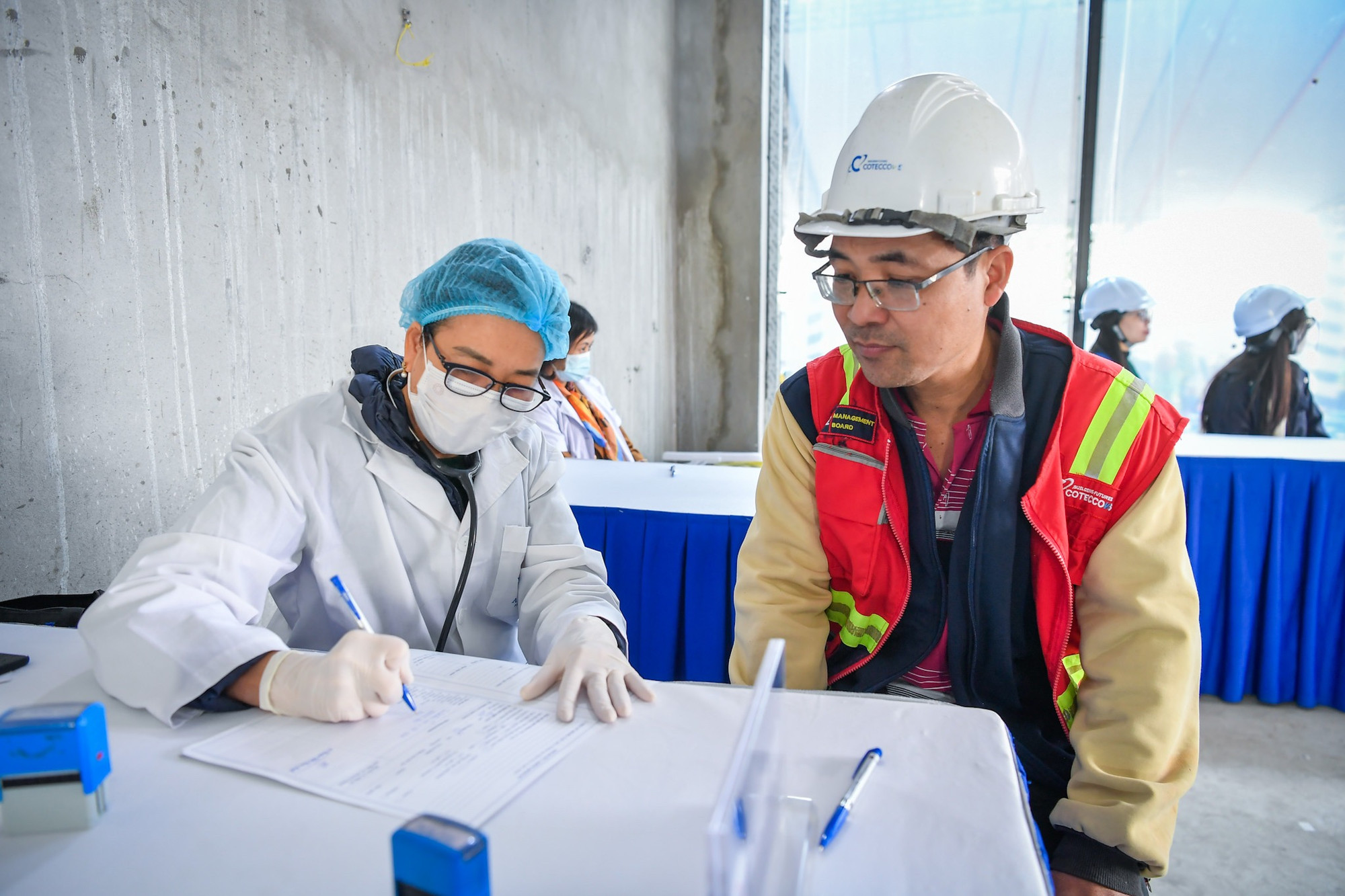 Bên cạnh việc trao quà, Ban tổ chức cũng tiến hành khám bệnh miễn phí cho các công nhân đang làm việc tại công trường Ecopark. Bên cạnh việc trao quà, Ban tổ chức cũng tiến hành khám bệnh miễn phí cho các công nhân đang làm việc tại công trường Ecopark.