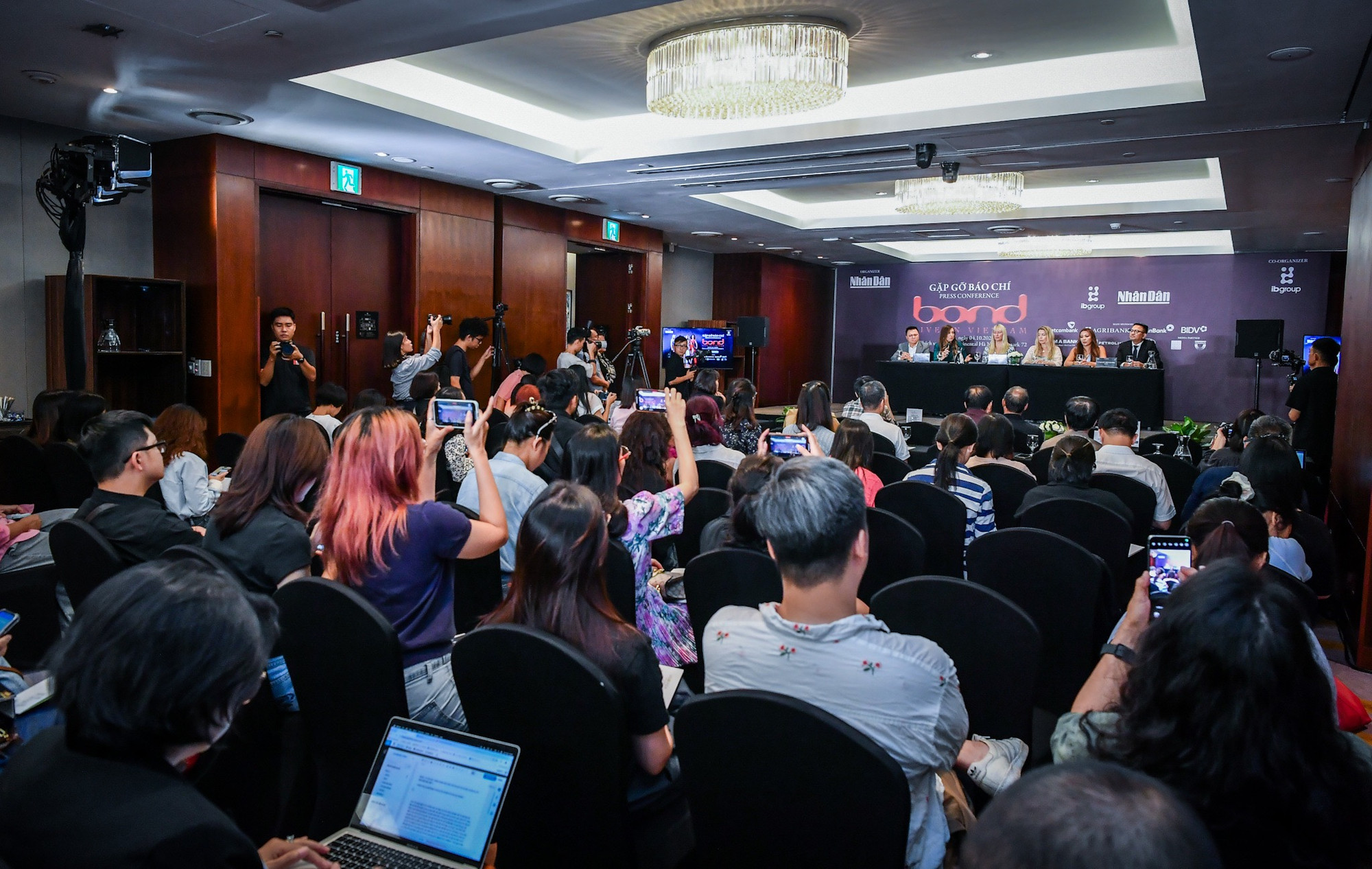 Đây là lần thứ 3 Bond diễn tại Việt Nam và cũng là concert quy mô lớn nhất với lượng khán giả đông đảo nhất (khoảng 5.000 người). Đây là lần thứ 3 Bond diễn tại Việt Nam và cũng là concert quy mô lớn nhất với lượng khán giả đông đảo nhất (khoảng 5.000 người).