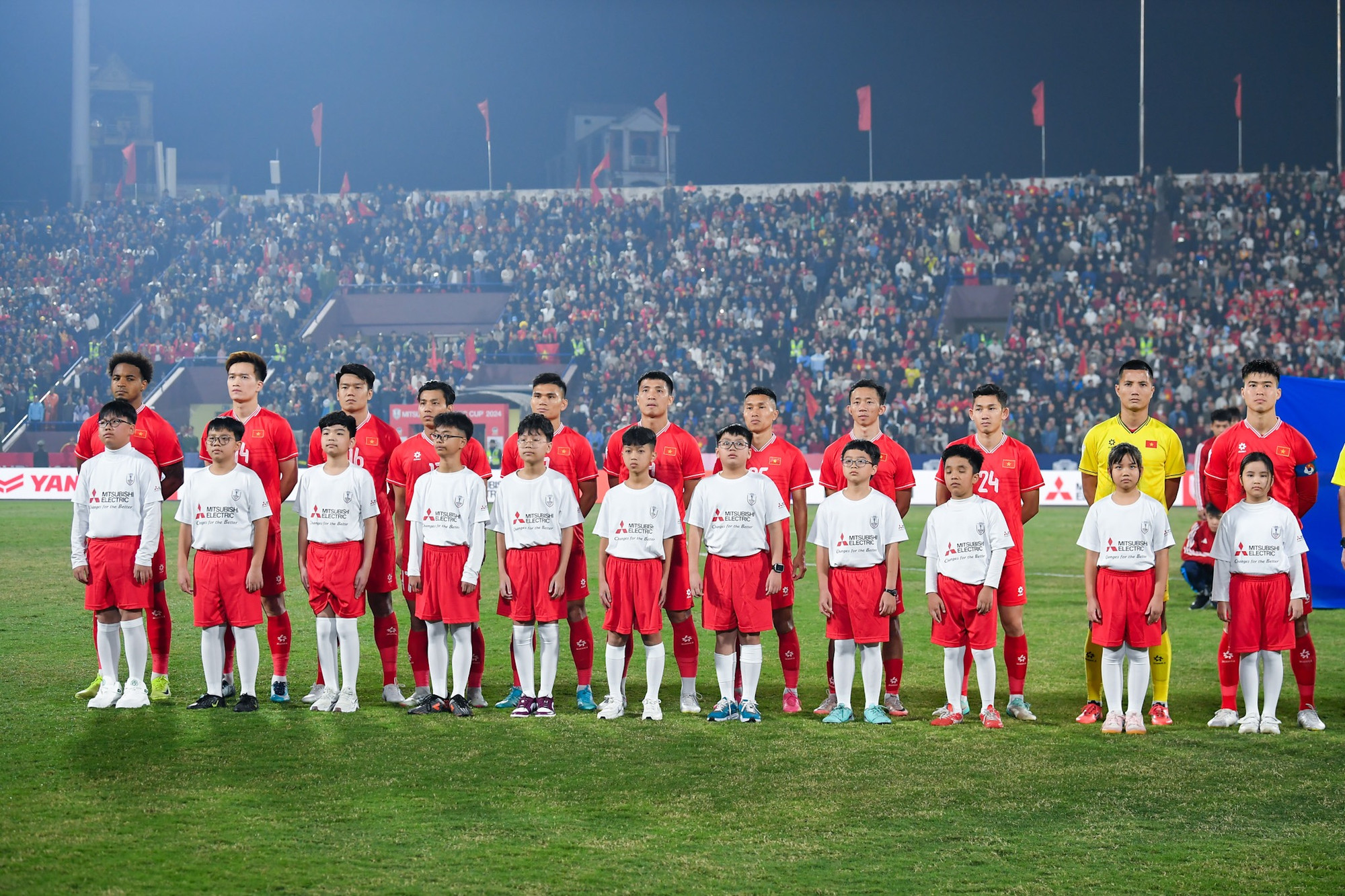 Đội tuyển Việt Nam thực hiện nghi thức chào cờ và hát quốc ca.