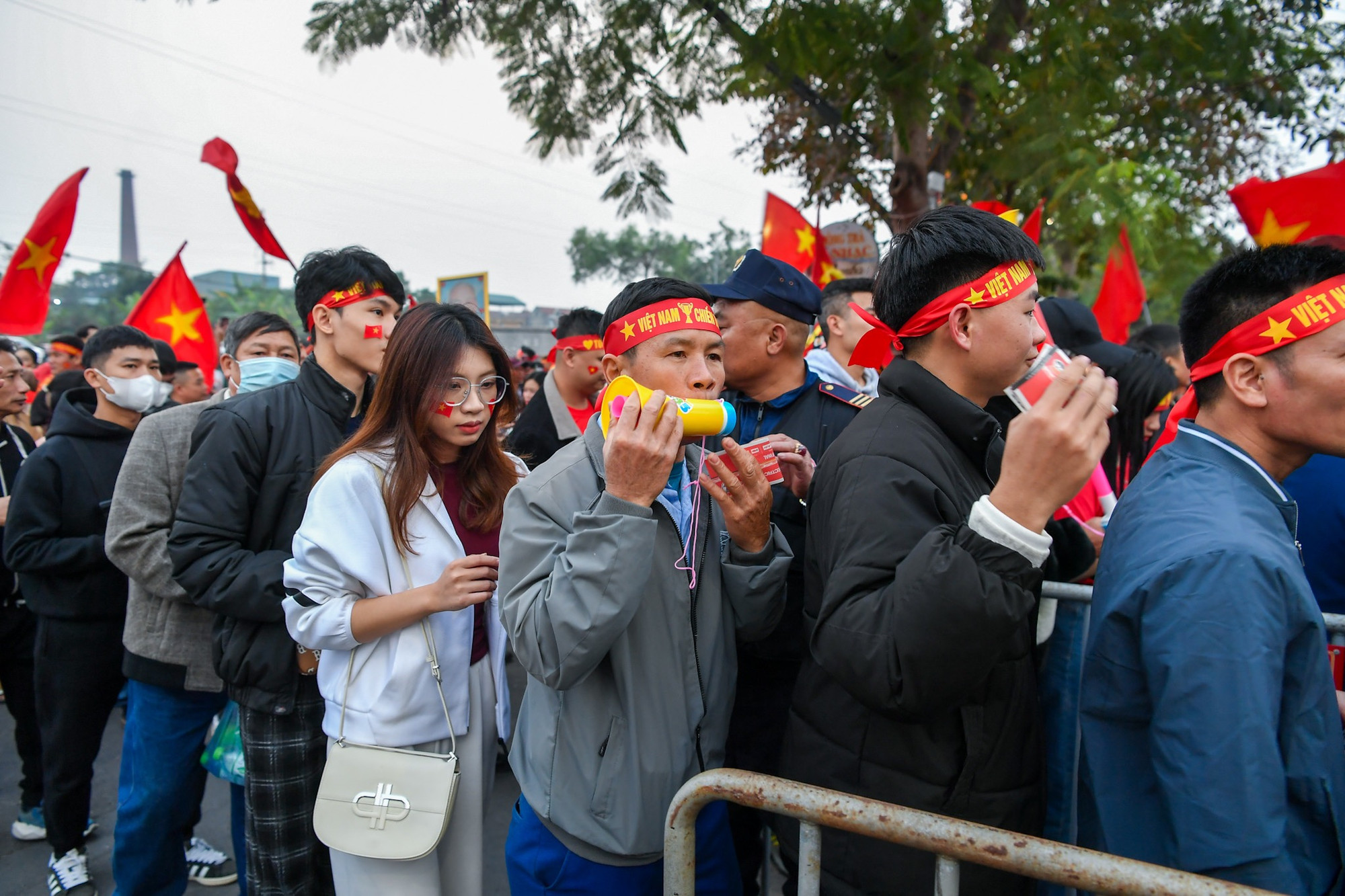 Ai cũng mang cho mình những phụ kiện để cổ vũ đội tuyển như kèn, khăn quấn đầu, cờ đỏ sao vàng...