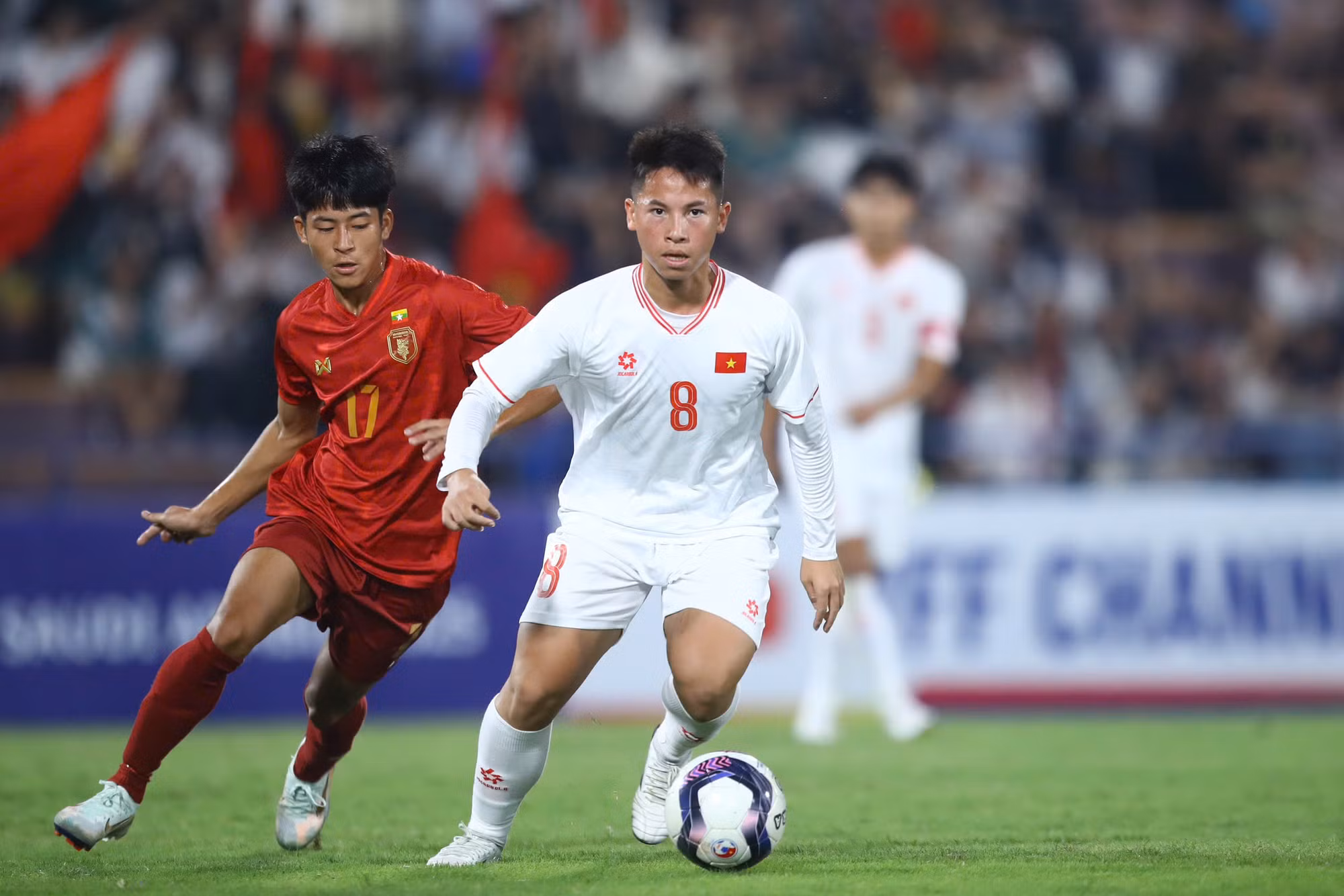 Cơ hội nguy hiểm đầu tiên đến với U17 Việt Nam ở phút 18. Hoàng Khanh bật cao đánh đầu trong vòng cấm, nhưng thủ môn bên phía U17 Myanmar làm chủ tình hình.