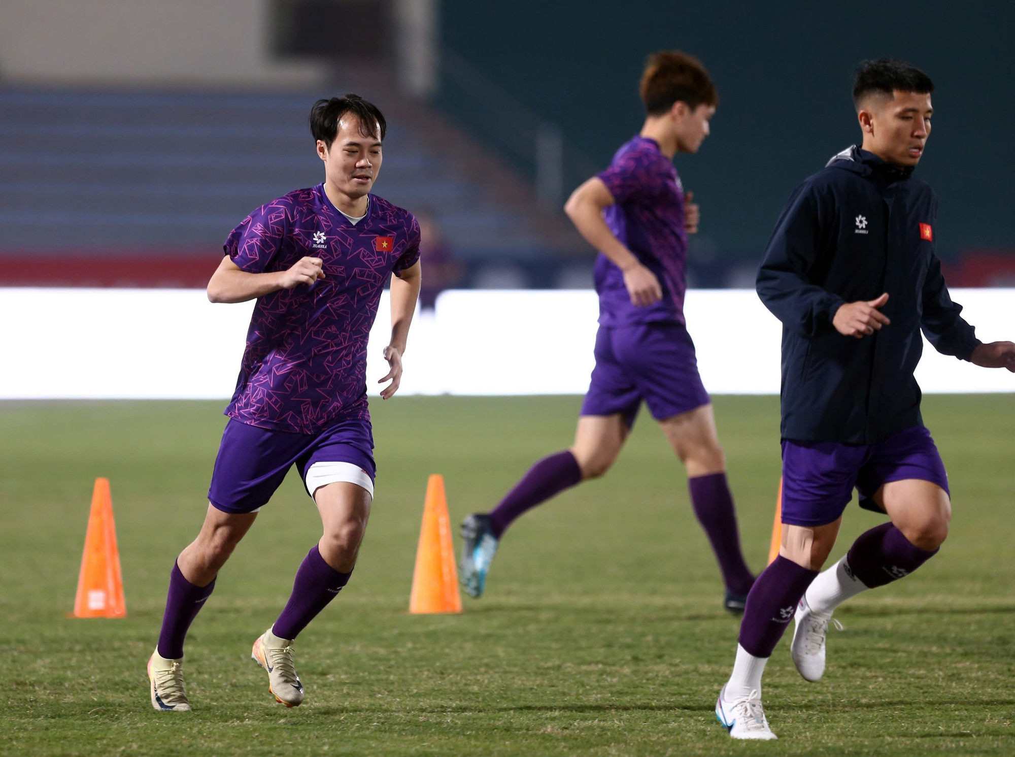 Văn Toàn hết mình tập luyện cùng các đồng đội.