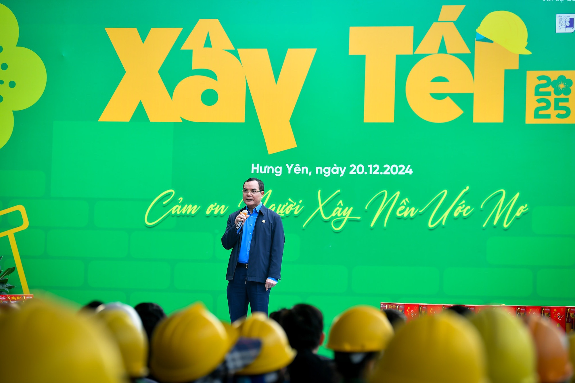 Đồng chí Nguyễn Đình Khang, Ủy viên Trung ương Đảng, Chủ tịch Tổng Liên đoàn Lao động Việt Nam phát biểu tại chương trình. Đồng chí Nguyễn Đình Khang, Ủy viên Trung ương Đảng, Chủ tịch Tổng Liên đoàn Lao động Việt Nam phát biểu tại chương trình.