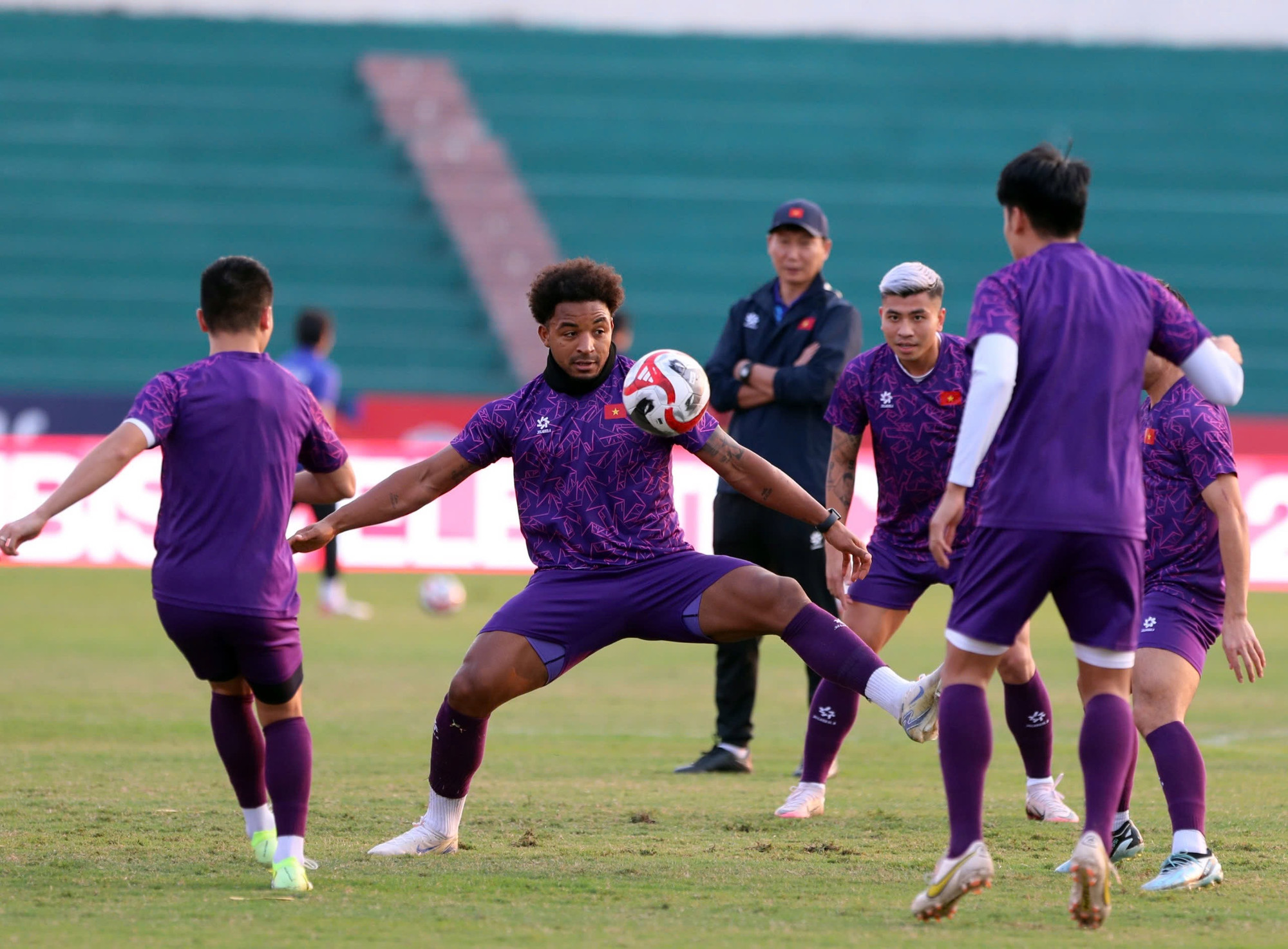 Trong trận bán kết lượt đi vừa qua gặp Singapore, Xuân Son đã để lại nhiều dấu ấn. Trong trận bán kết lượt đi vừa qua gặp Singapore, Xuân Son đã để lại nhiều dấu ấn.