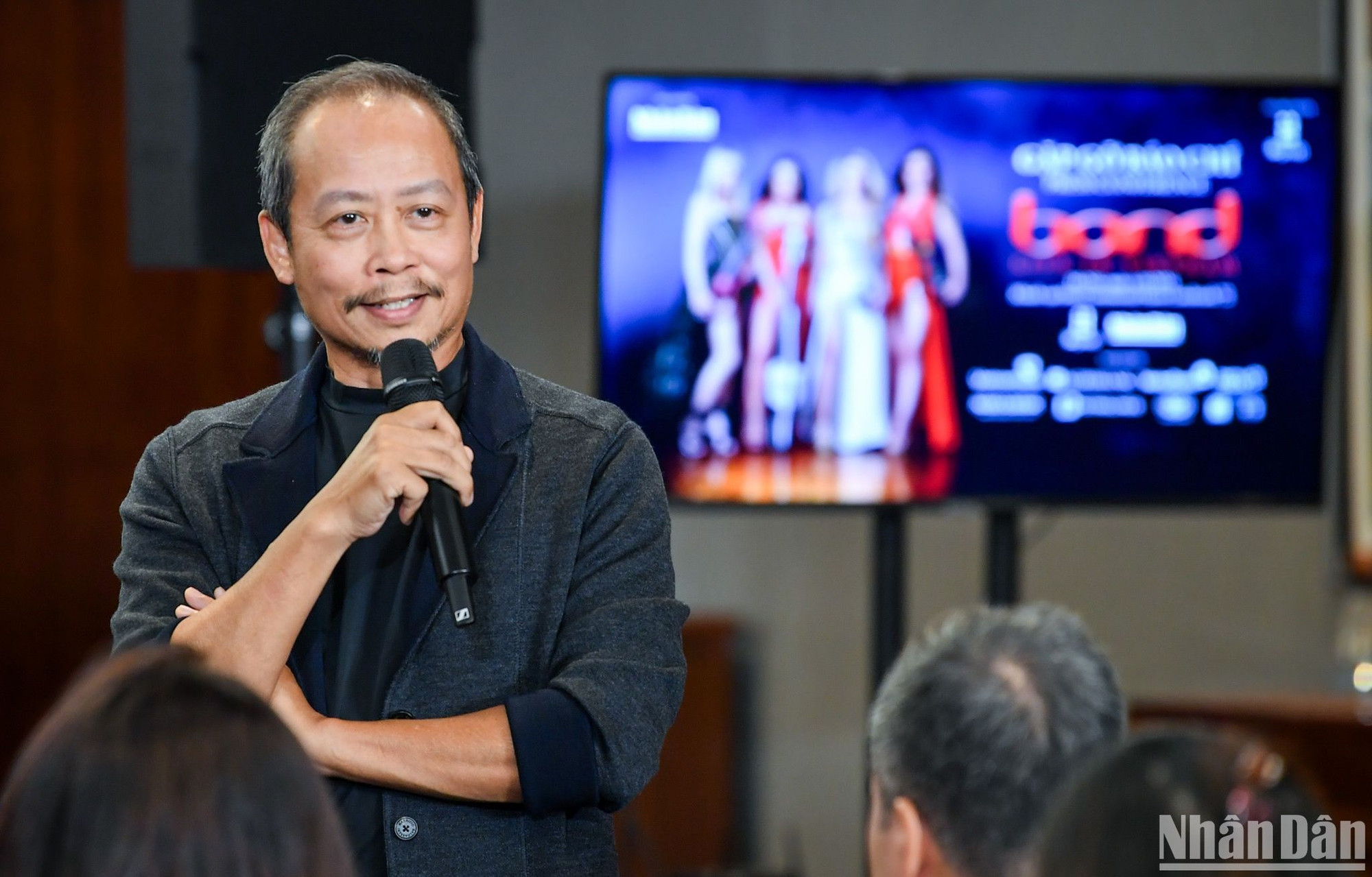 Đạo diễn Phạm Hoàng Nam chia sẻ cùng báo giới. Đạo diễn Phạm Hoàng Nam chia sẻ cùng báo giới.