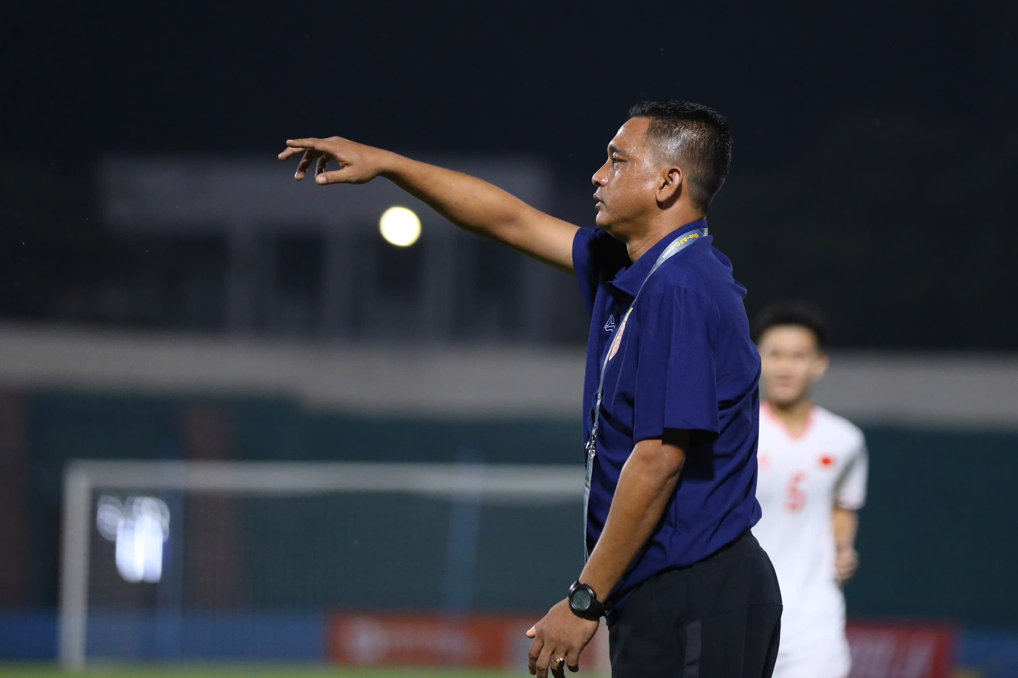 Huấn luyện viên của U17 Myanmar chỉ đạo các học trò.