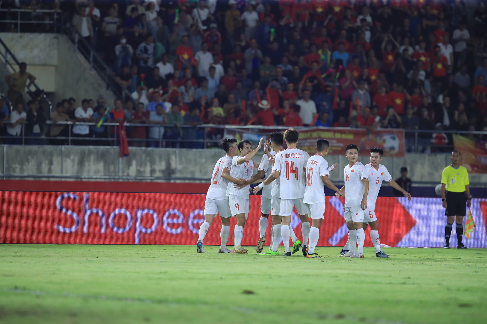 Văn Toản ăn mừng cùng các đồng đội.