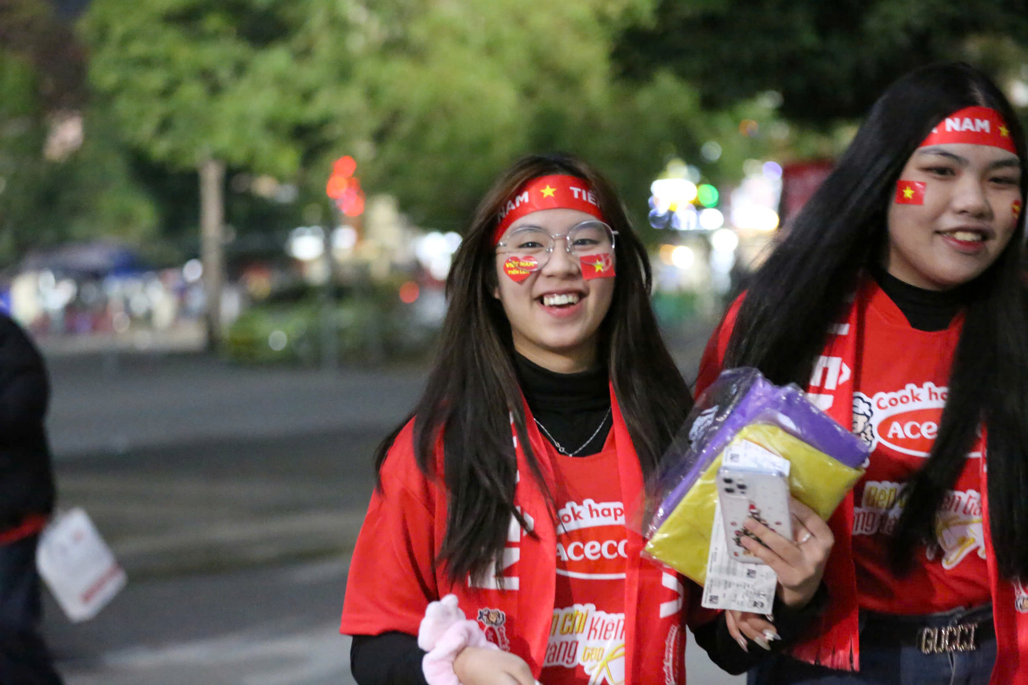 Không khí phấn khởi bên ngoài sân vận động.