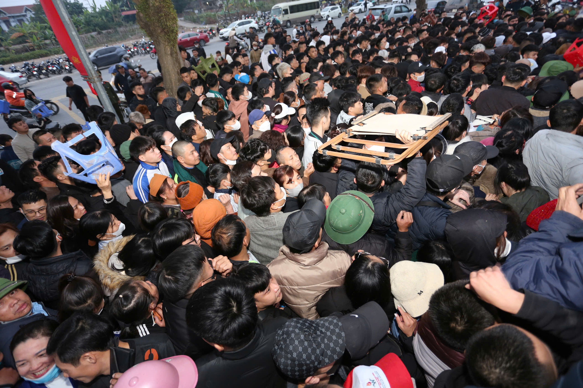 Đến sáng sớm 27/12, dòng người càng trở nên đông đúc hơn.