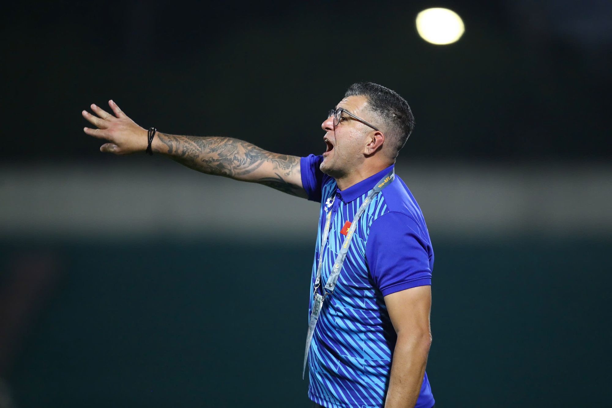 Các học trò của ông Cristiano Roland gặp khó trước hệ thống phòng ngự chắc chắn của đối thủ. U17 Kyrgyzstan kèm người chặt và tranh chấp mạnh mẽ. Các cầu thủ trẻ Việt Nam phối hợp và di chuyển tốt nhưng chưa thể tận dụng cơ hội tạo ra.