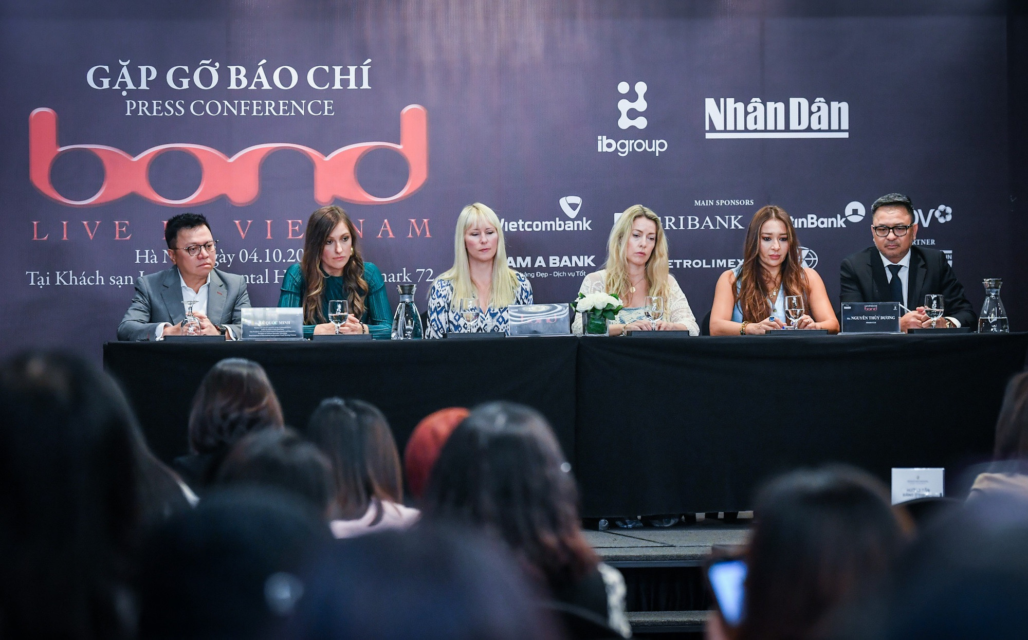 Ban nhạc Bond vừa đặt chân tới Hà Nội sau chuyến bay dài từ London (Anh) đã đến với buổi họp báo. Ban nhạc Bond vừa đặt chân tới Hà Nội sau chuyến bay dài từ London (Anh) đã đến với buổi họp báo.