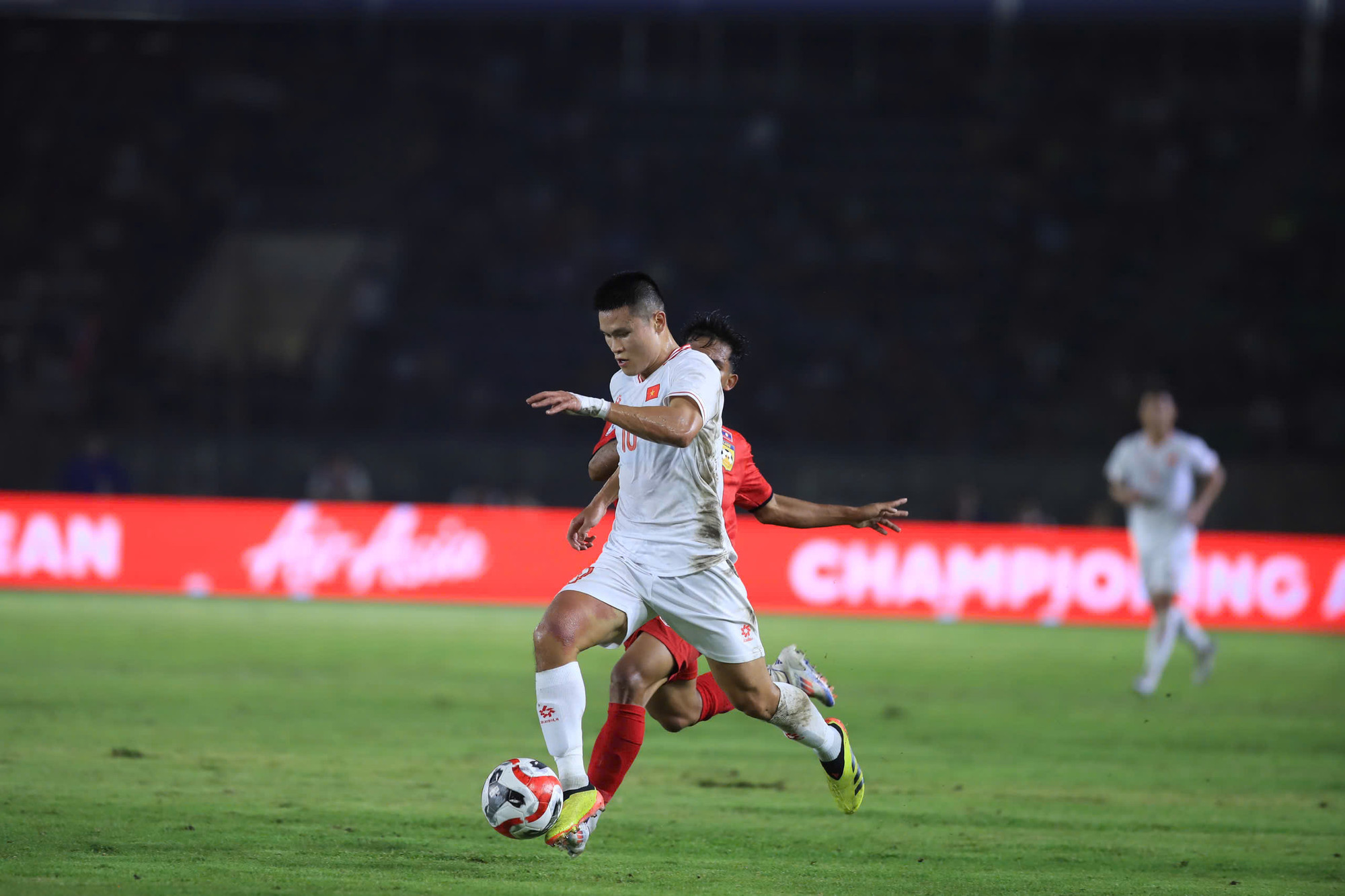 Những phút cuối trận, đội tuyển Lào có bàn danh dự. Trận đấu khép lại với tỷ số 4-1 nghiêng về đội tuyển Việt Nam.