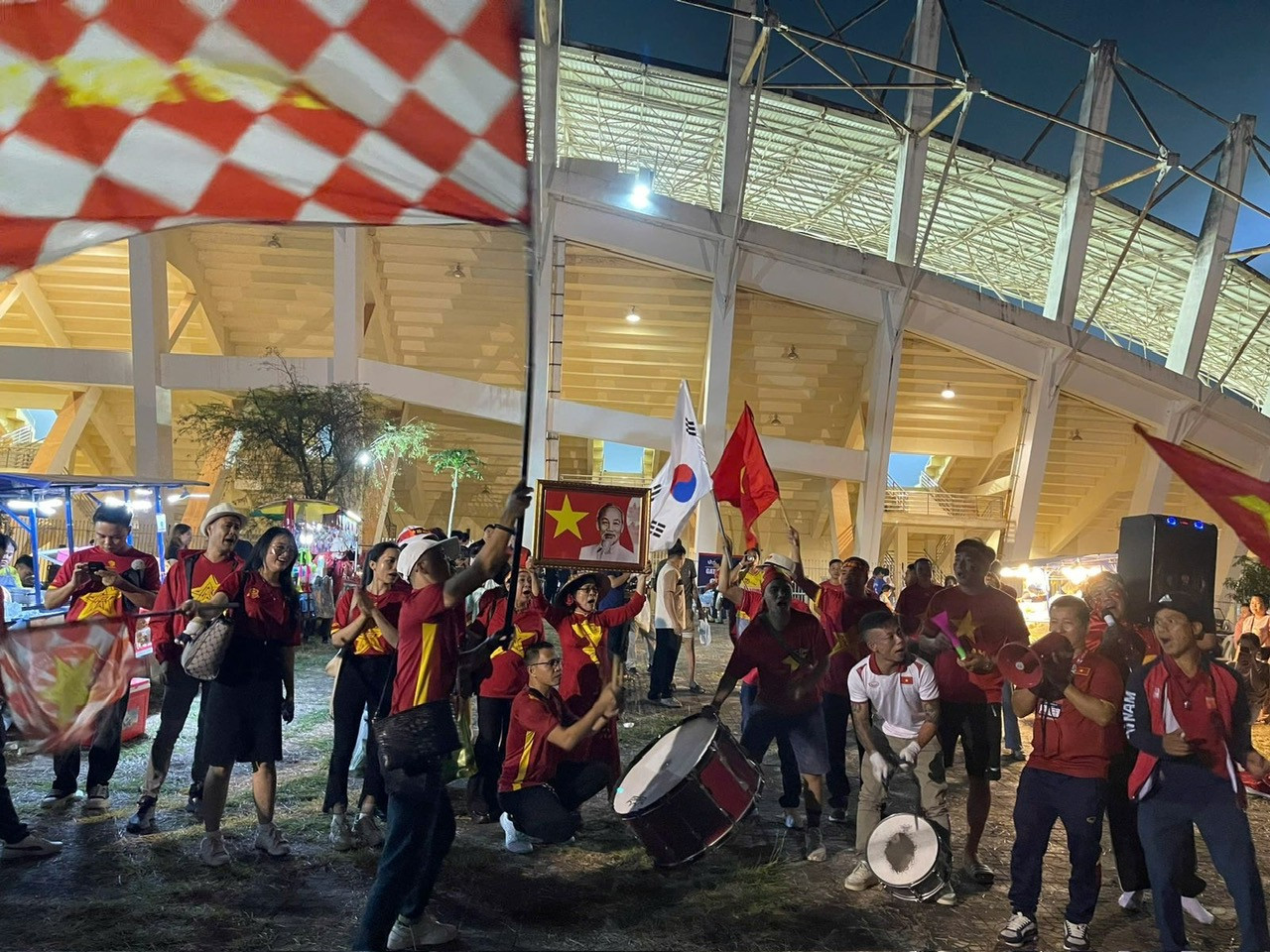 Người hâm mộ sắm cho mình một chiếc áo đỏ sao vàng, cờ Tổ quốc, băng rôn để đi diễu hành và lên sân cổ vũ cho đội tuyển.