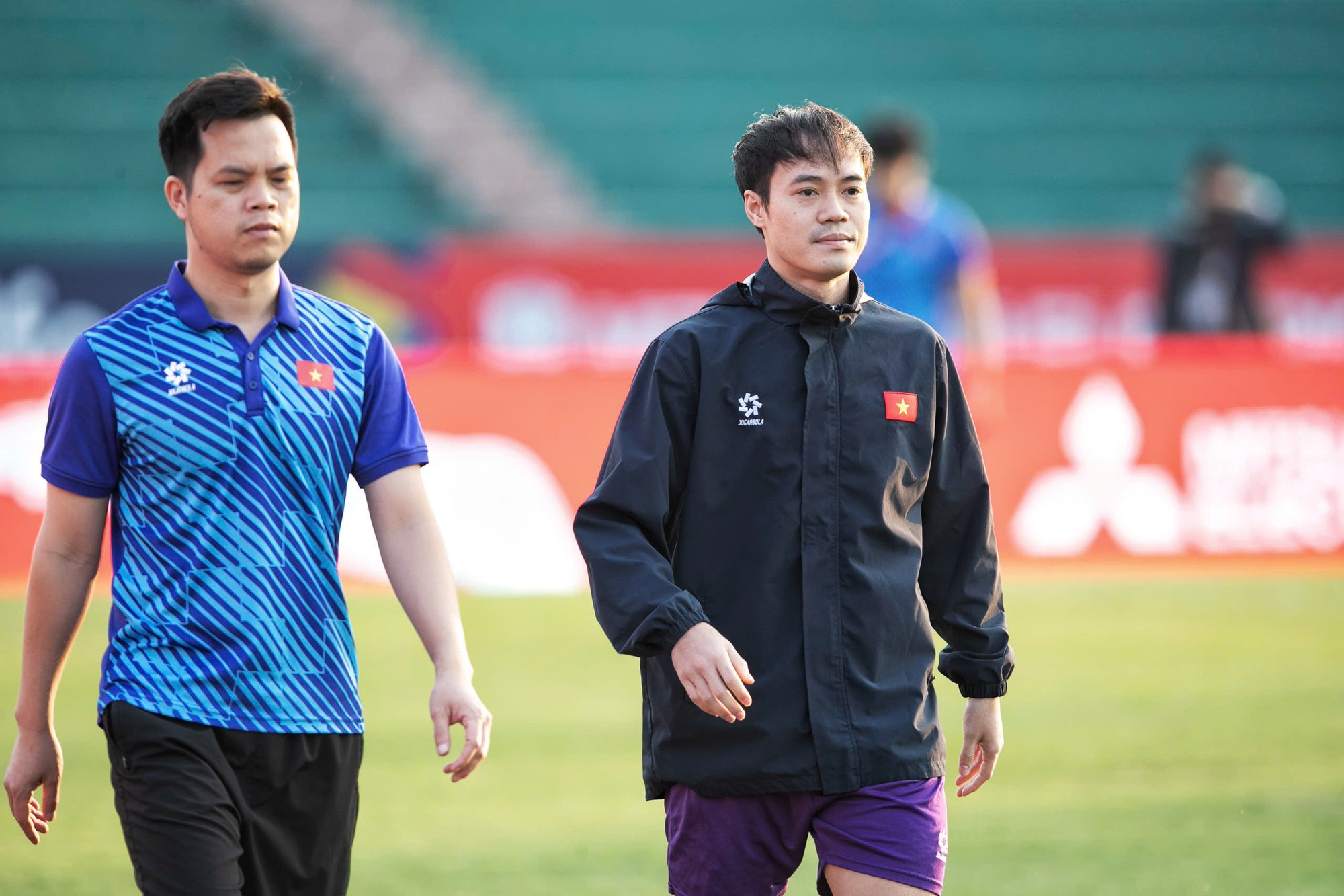 Tại buổi tập, Văn Toàn không tập cùng các đồng đội mà tập riêng. Tại buổi tập, Văn Toàn không tập cùng các đồng đội mà tập riêng.