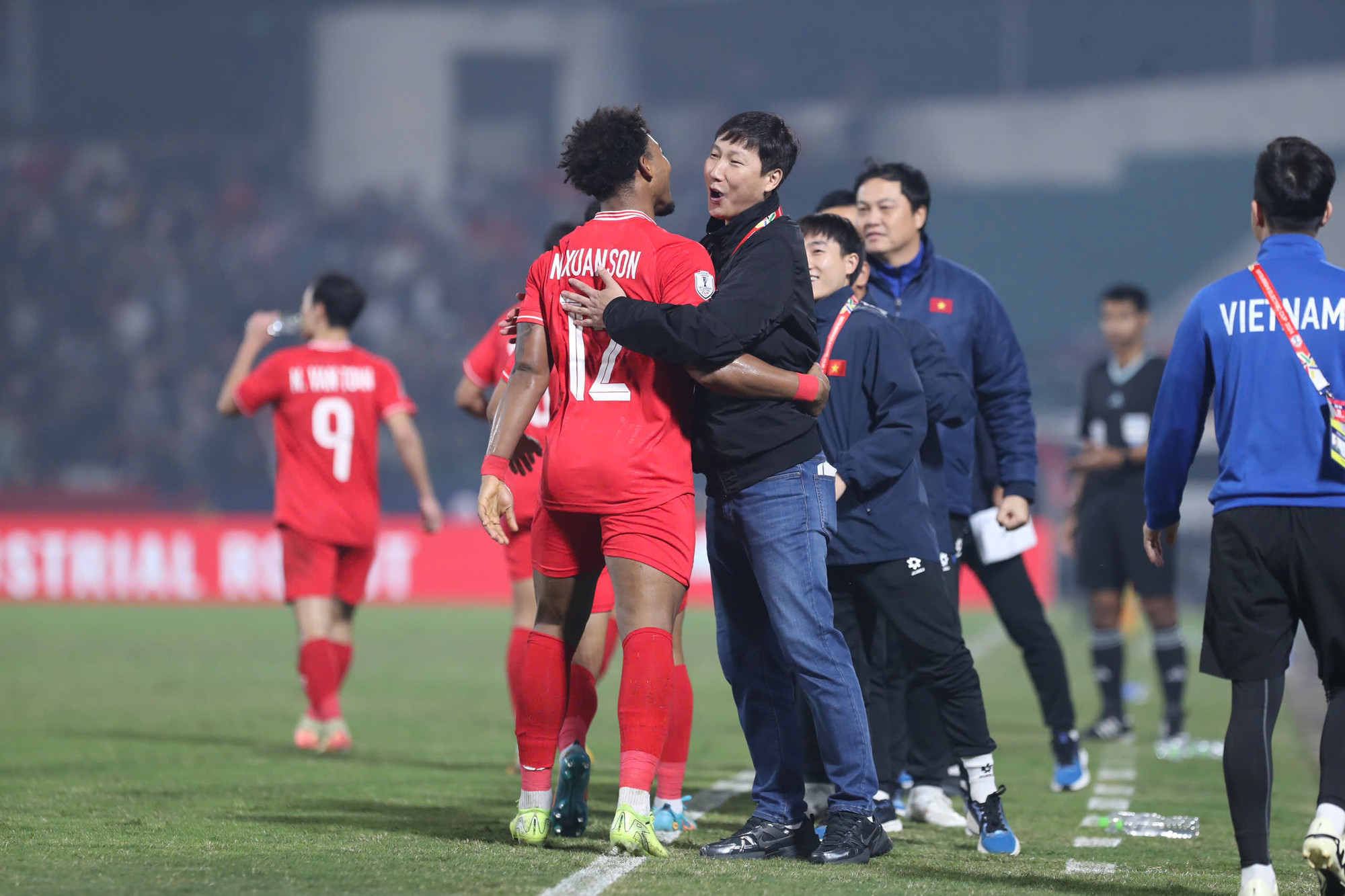 Xuân Son ăn mừng bàn thắng đầu tiên trong màu áo đội tuyển Việt Nam cùng huấn luyện viên Kim Sang Sik. Xuân Son ăn mừng bàn thắng đầu tiên trong màu áo đội tuyển Việt Nam cùng huấn luyện viên Kim Sang Sik.