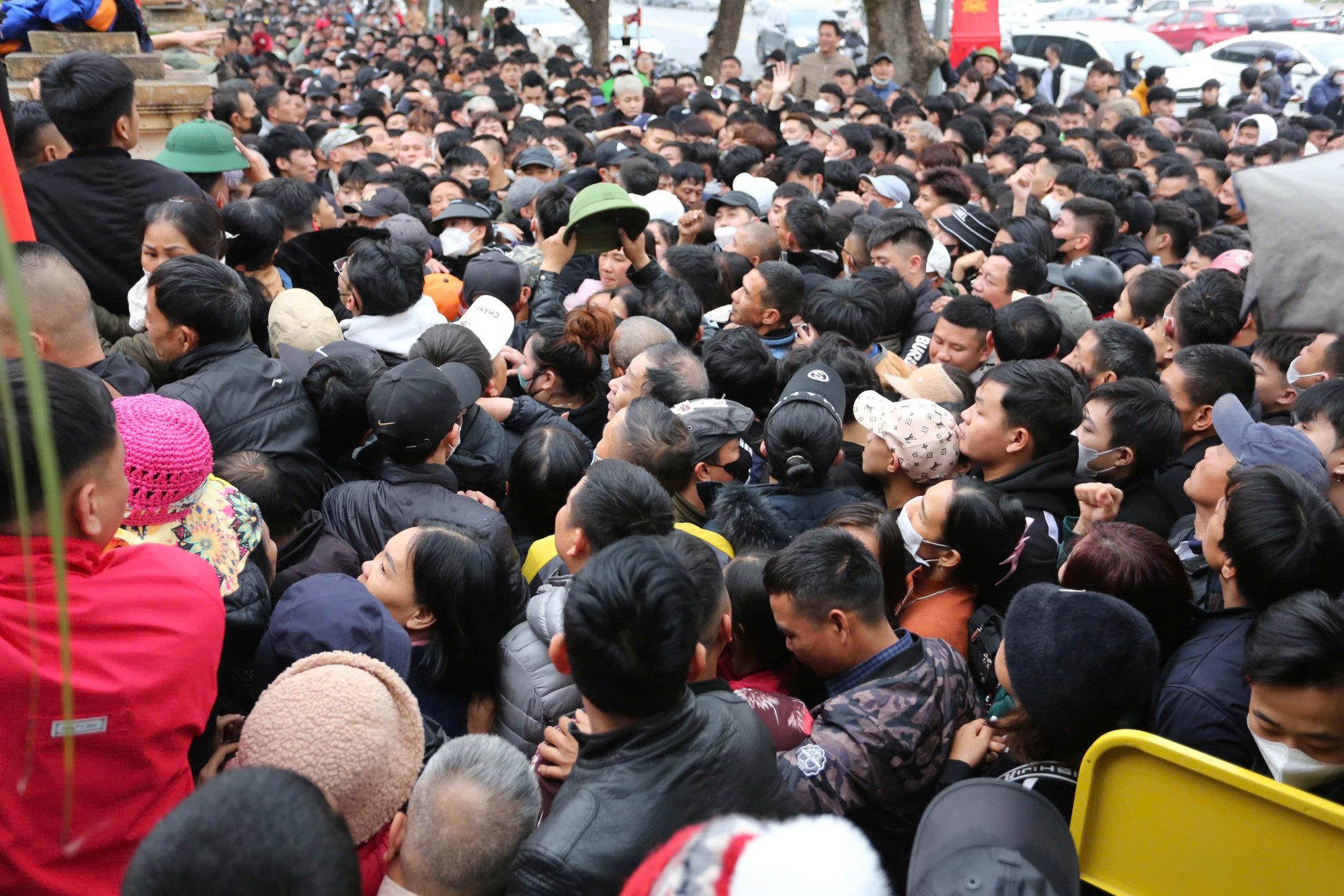 Vì độ khan hiếm của tấm vé, tình trạng chen lấn giữa các cổ động viên đã diễn ra.