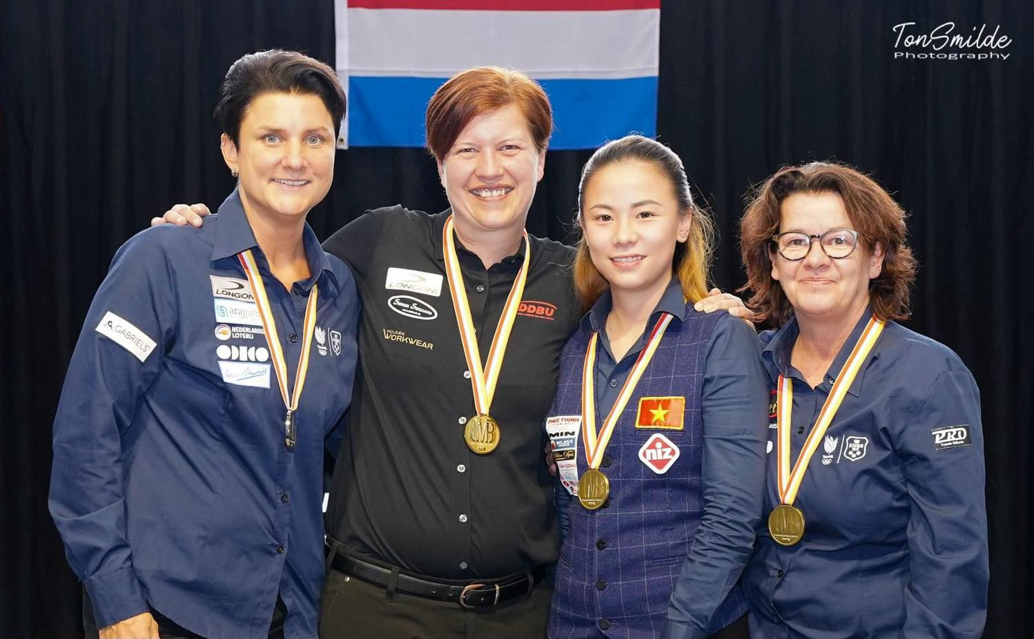 Nguyễn Hoàng Yến Nhi (thứ hai từ phải sang) xuất sắc giành Huy chương Đồng trước những nữ cơ thủ hàng đầu thế giới. (Ảnh: FBNV)