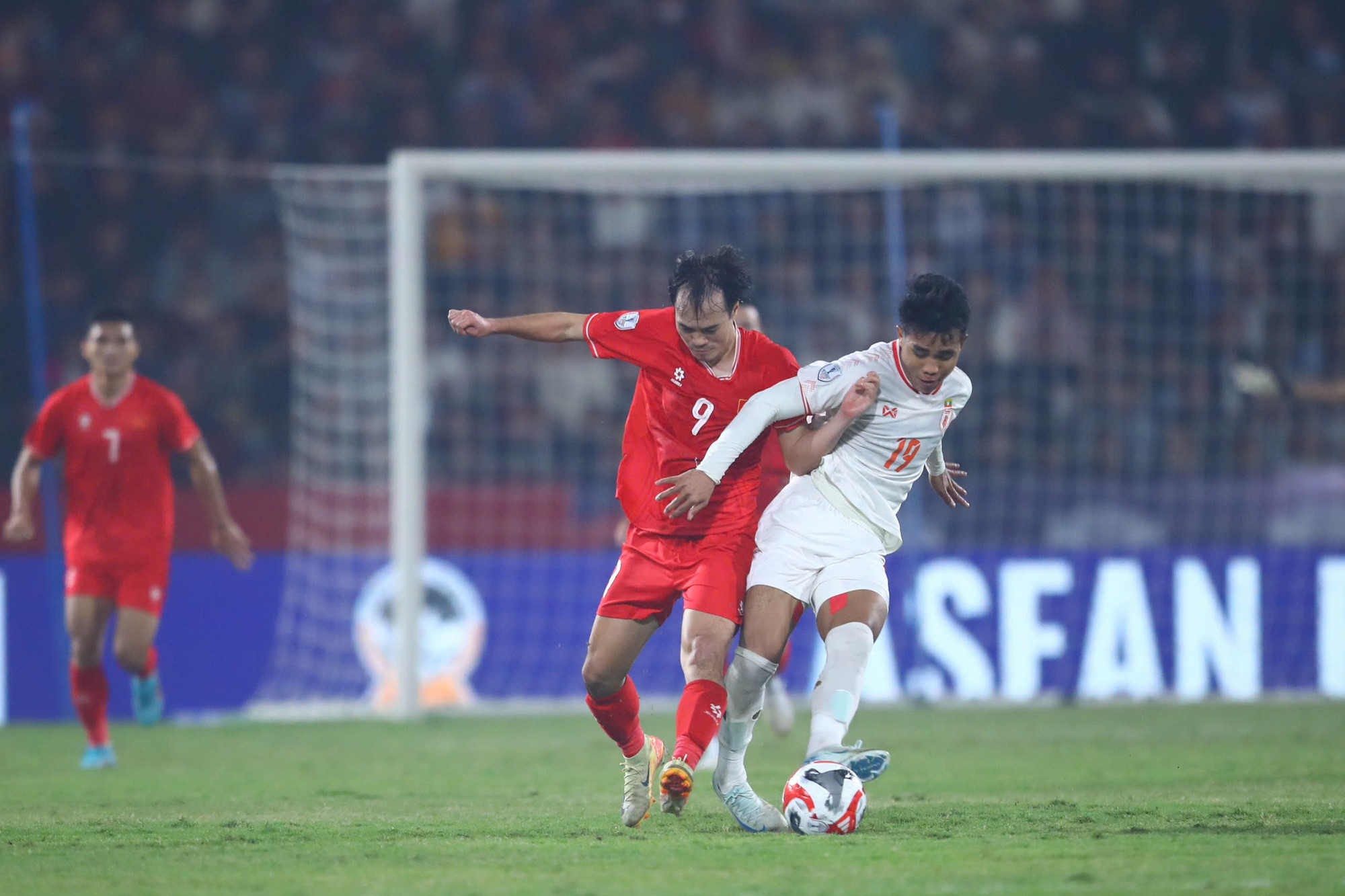 Văn Toàn cũng là ngòi nổ nguy hiểm không kém. Văn Toàn cũng là ngòi nổ nguy hiểm không kém.