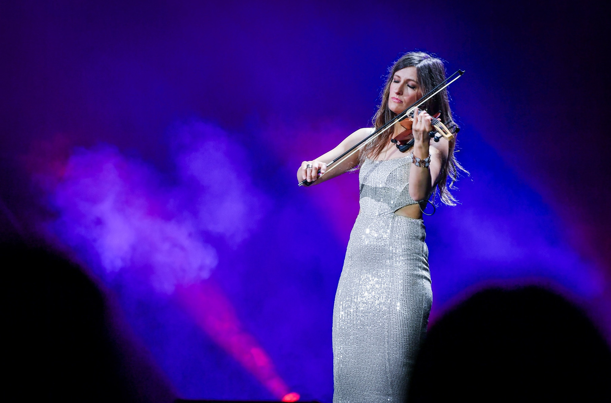 Elspeth Hanson "phiêu" cùng chiếc violin.