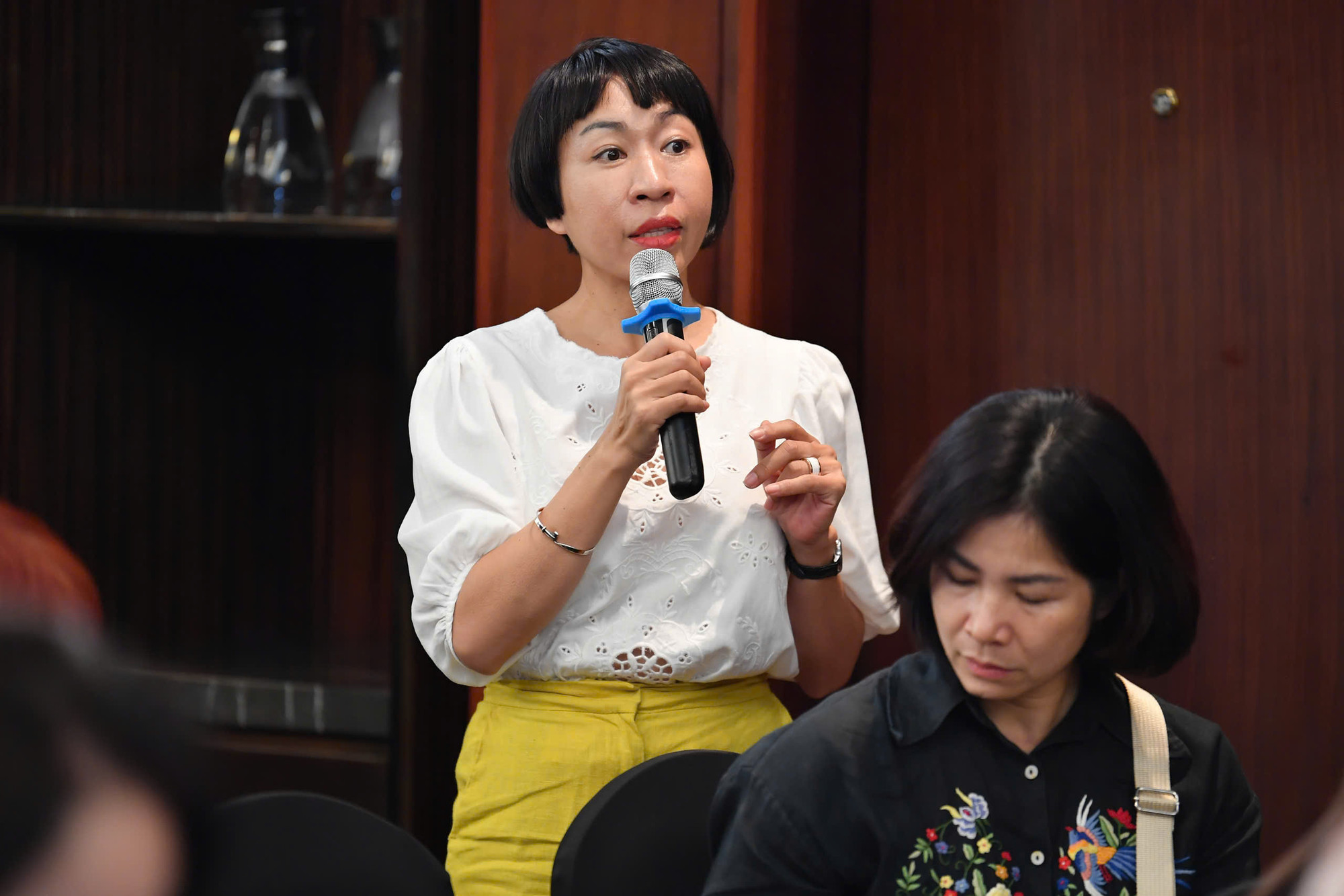 Đại diện báo chí đặt câu hỏi tới Ban tổ chức và nhóm nhạc Bond. Đại diện báo chí đặt câu hỏi tới Ban tổ chức và nhóm nhạc Bond.