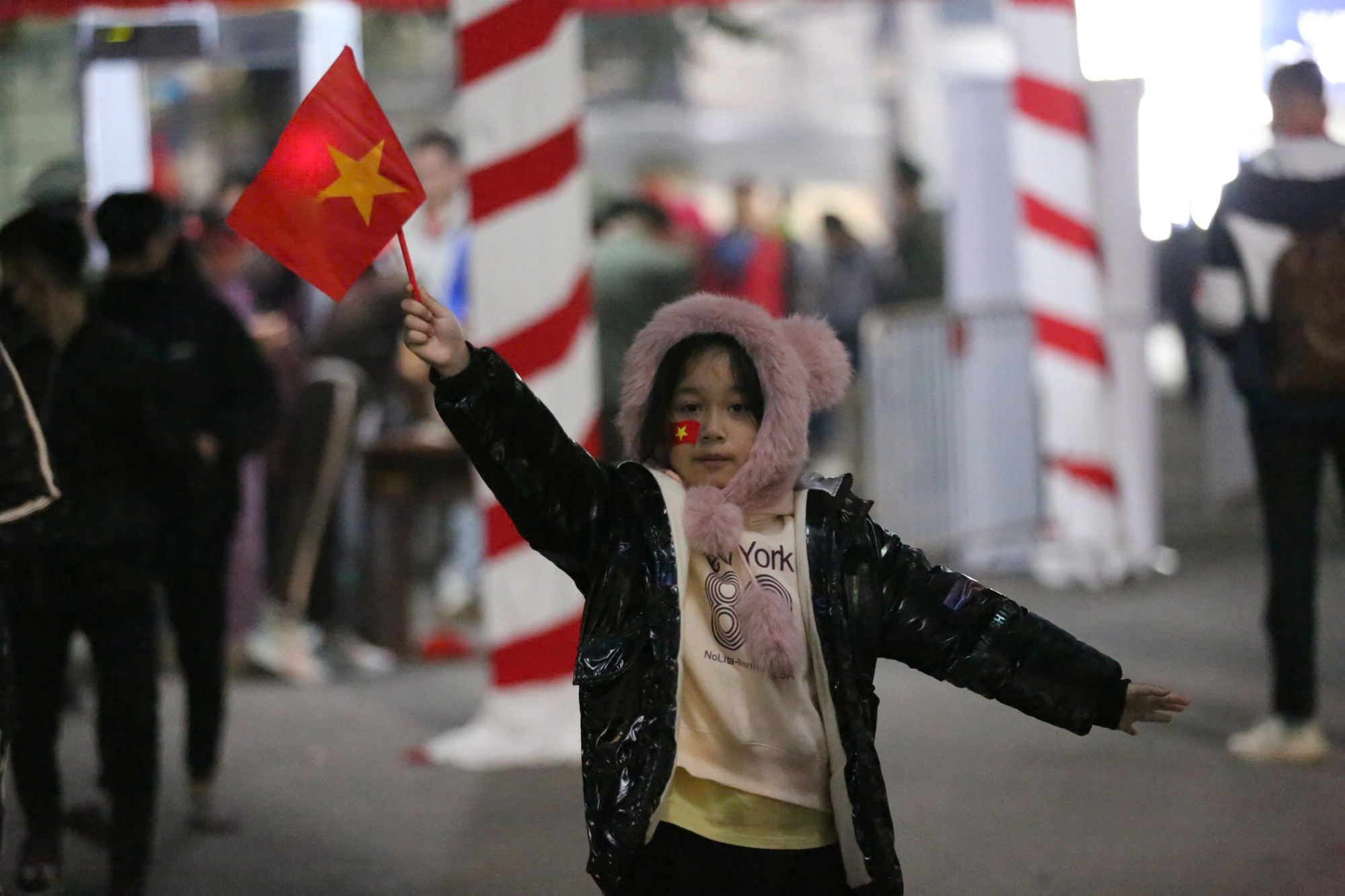 Lá cờ tổ quốc tung bay.