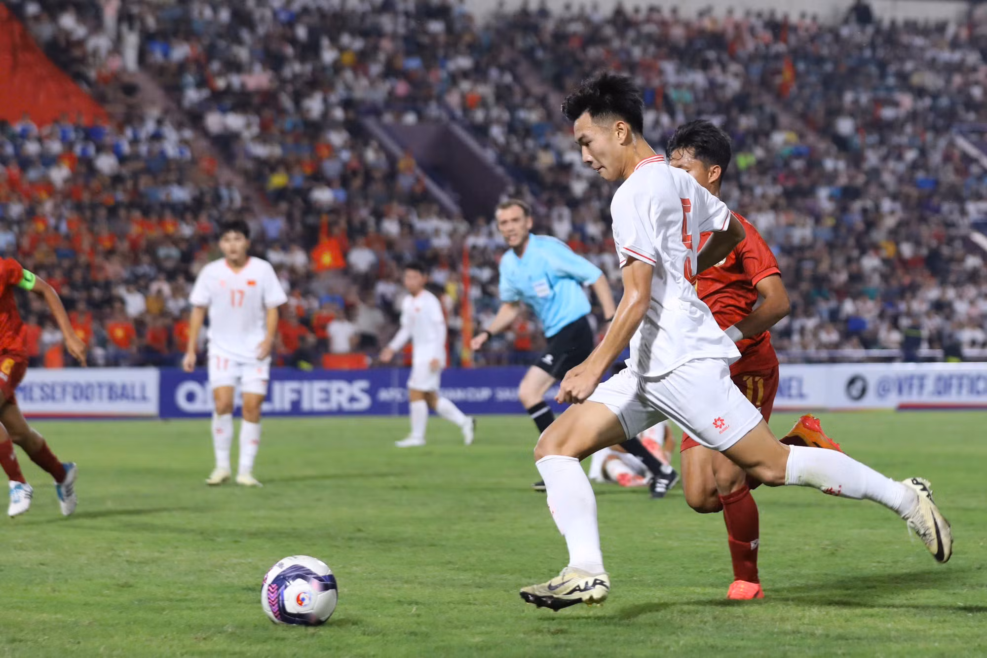 Những phút sau đó, U17 Việt Nam có thêm không ít tình huống hãm thành nguy hiểm. Phút 44, Việt Long đi bóng tốc độ, vượt qua 2 cầu thủ đối phương và dứt điểm uy lực nhưng bàn thắng vẫn chưa đến. Hiệp 1 trôi qua mà không có bàn thắng nào được ghi.