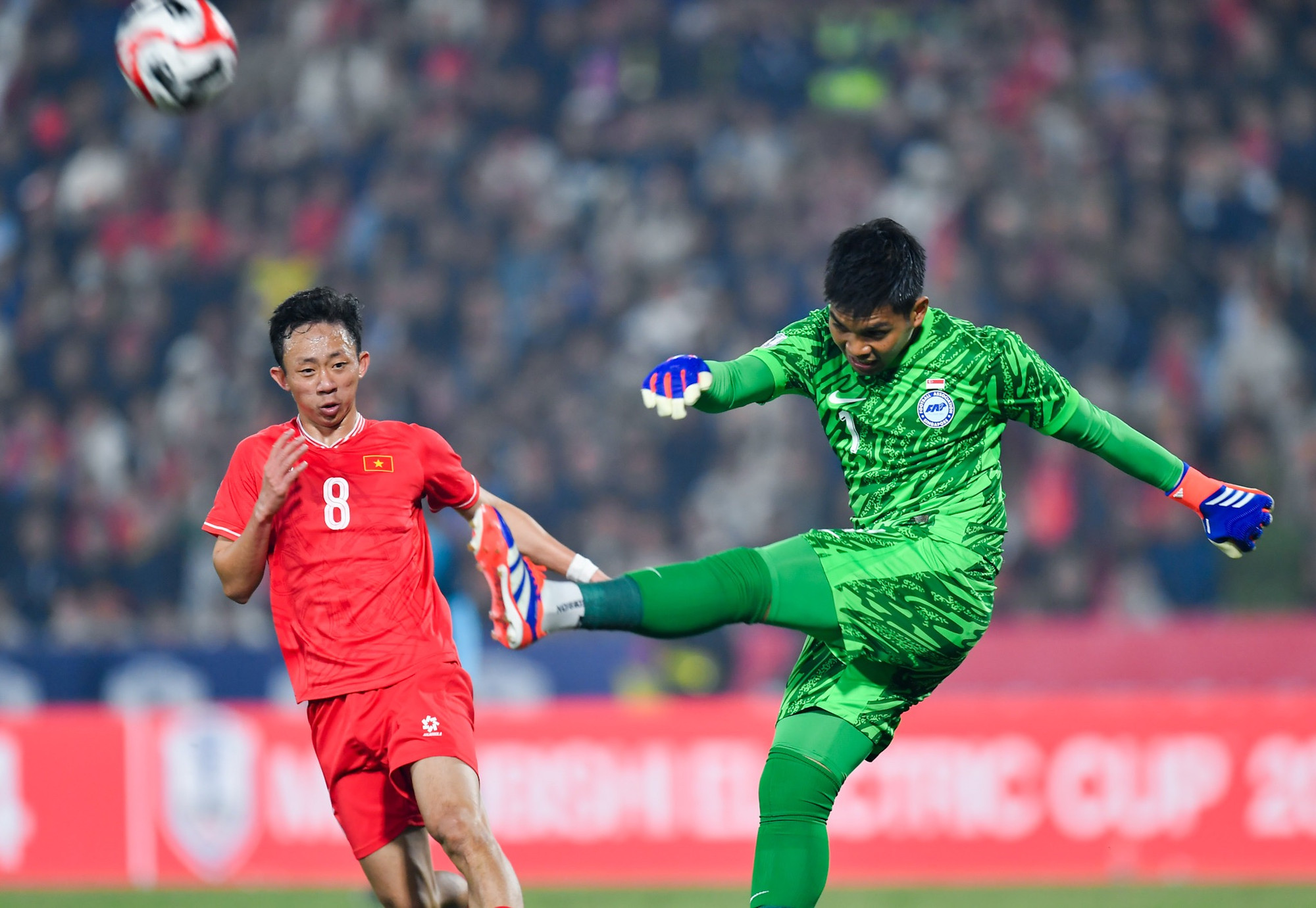 Thủ thành Mabbud phải nỗ lực cản phá các đường tấn công của hàng công Việt Nam.