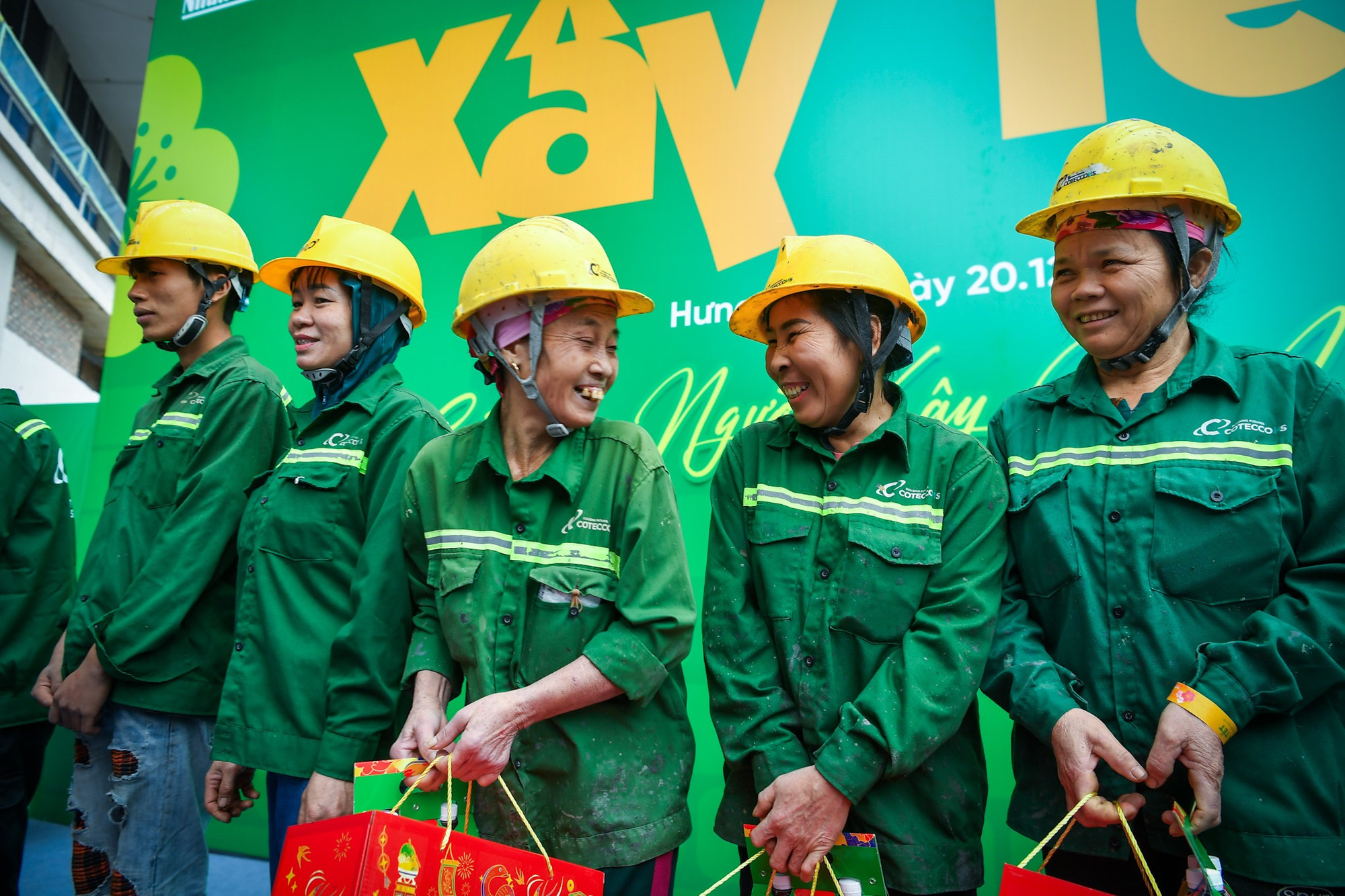 Niềm vui được sẻ chia giữa những người công nhân. Niềm vui được sẻ chia giữa những người công nhân.