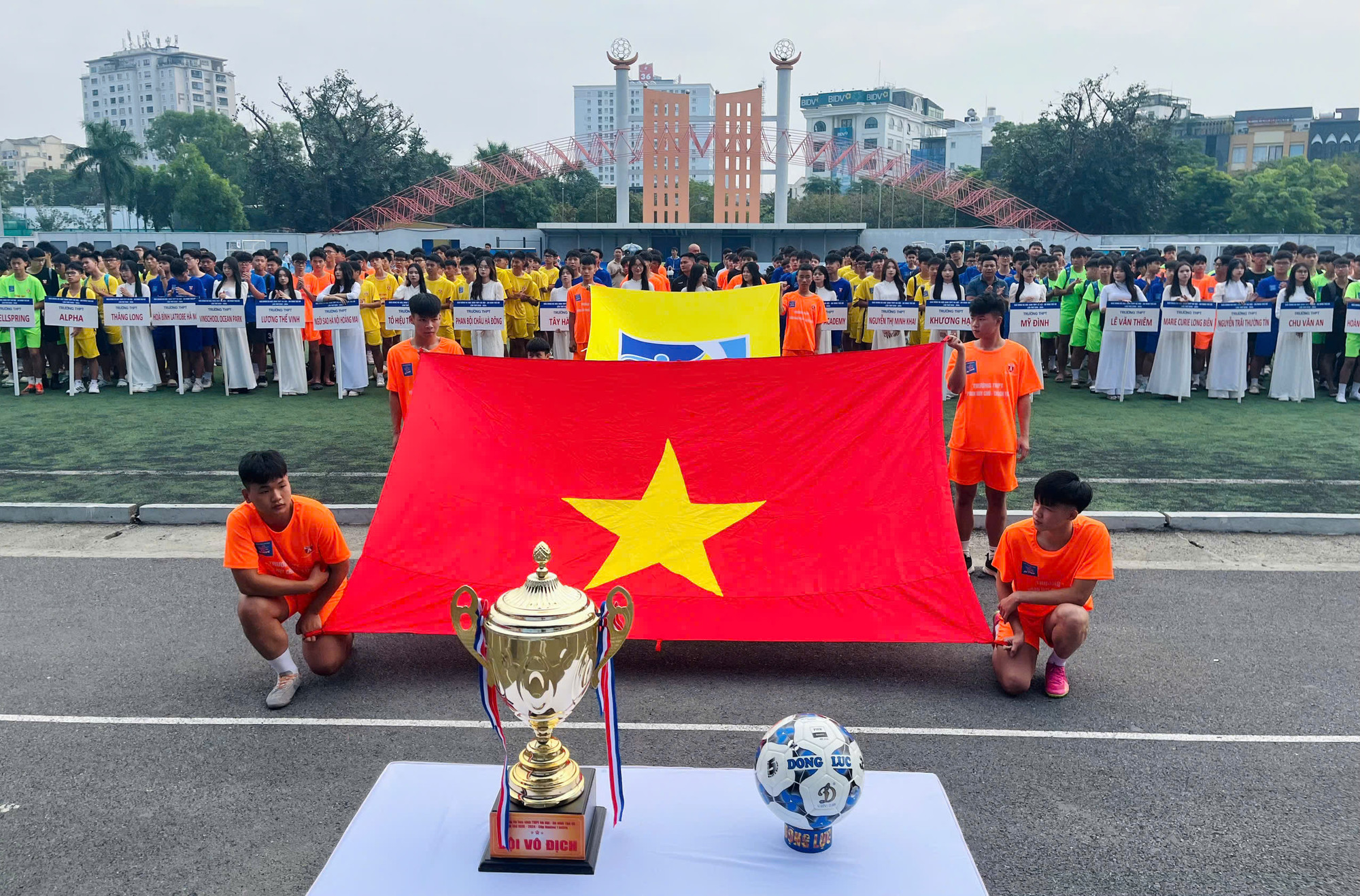 Nghi thức chào cờ tại buổi lễ khai mạc.