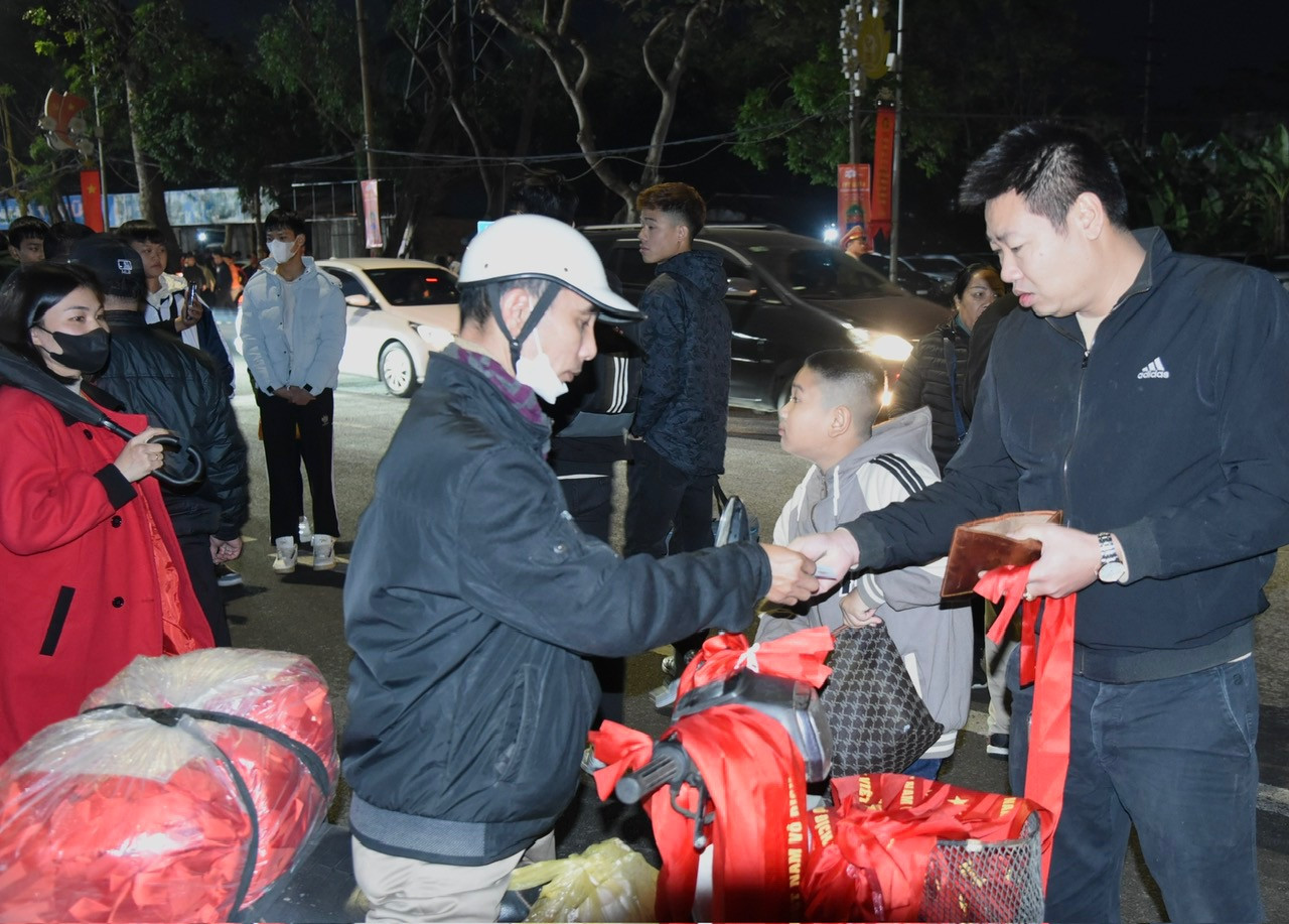 Người hâm mộ mua thêm cờ đỏ để tô điểm sắc đỏ cho khán đài.