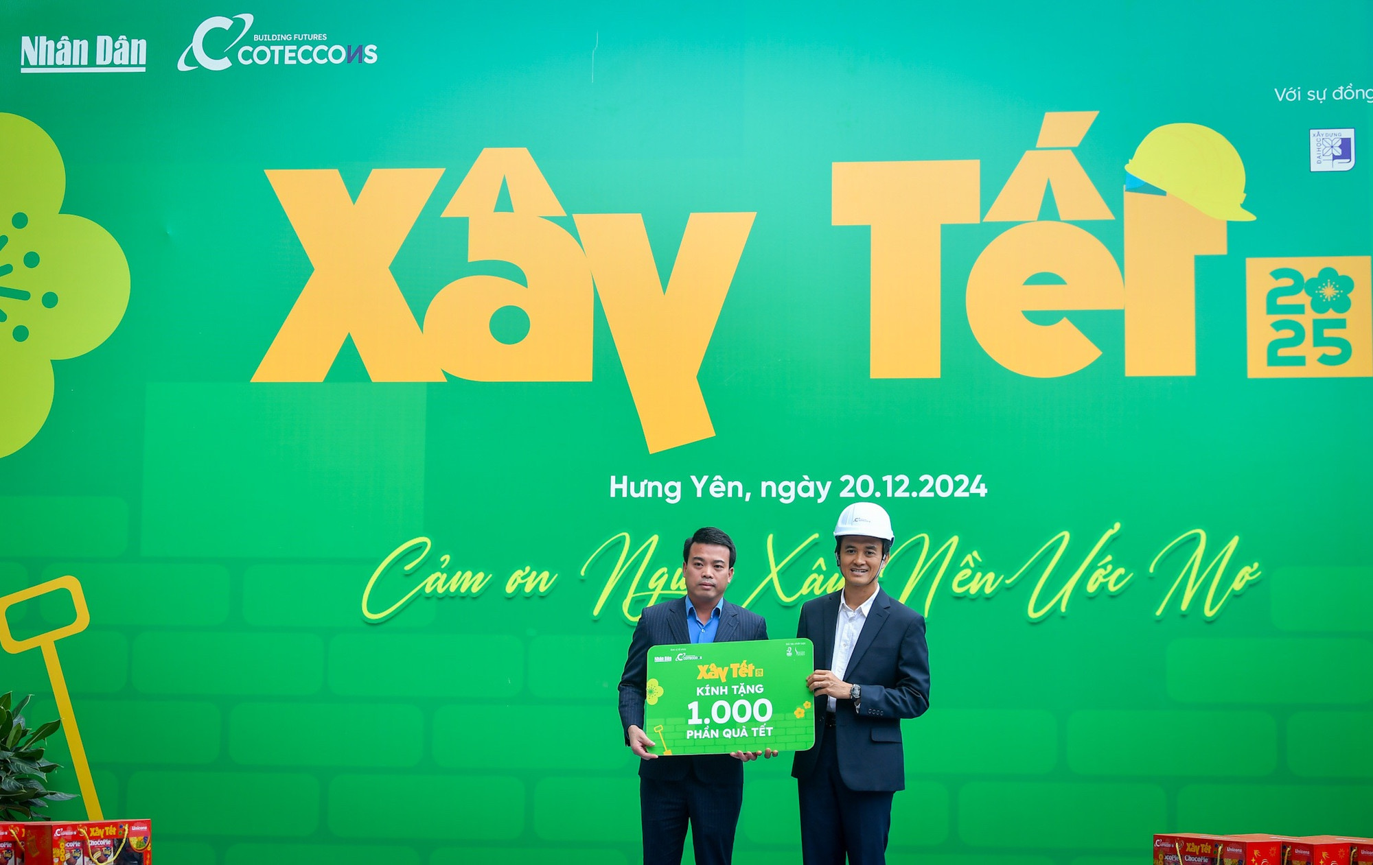 Ông Nguyễn Chí Thiện, Tổng Giám đốc Coteccons Business Unit 02 - Đại diện Coteccons trao tặng 1000 phần quà Tết cho công nhân lao động của tỉnh Hưng Yên. Ông Nguyễn Chí Thiện, Tổng Giám đốc Coteccons Business Unit 02 - Đại diện Coteccons trao tặng 1000 phần quà Tết cho công nhân lao động của tỉnh Hưng Yên.