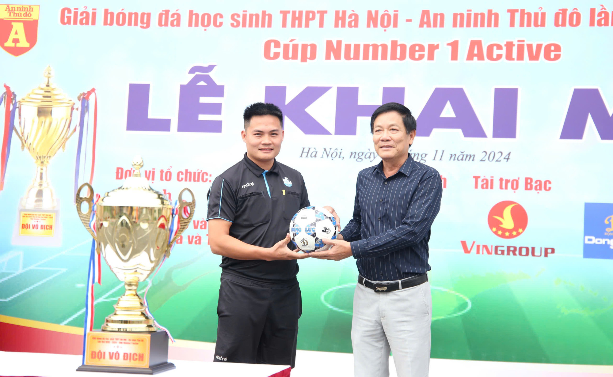 Đại diện Ban tổ chức trao bóng thi đấu chính thức cho đại diện Ban trọng tài giải đấu.