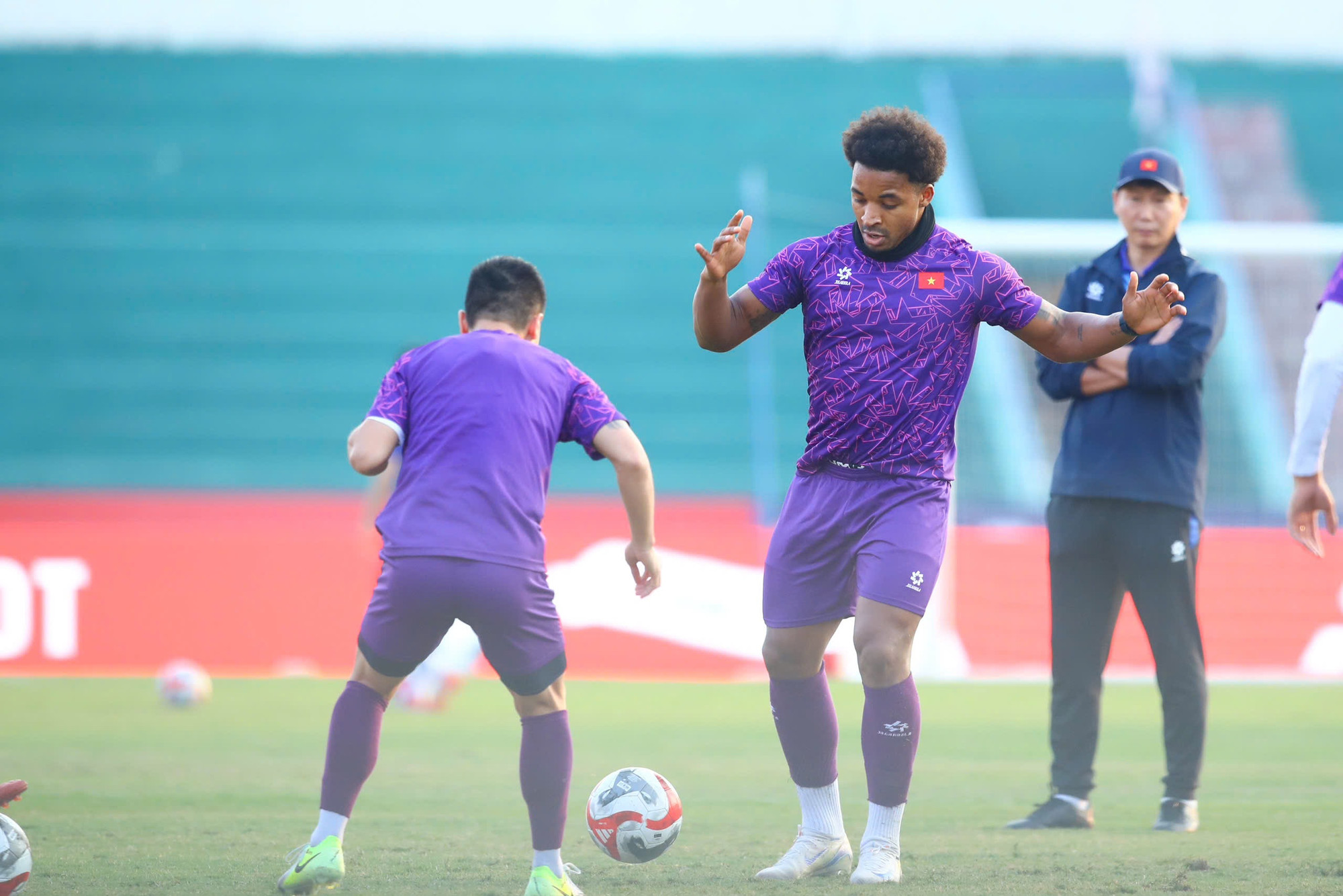 Huấn luyện viên Kim Sang Sik quan sát tiền đạo Nguyễn Xuân Son. Huấn luyện viên Kim Sang Sik quan sát tiền đạo Nguyễn Xuân Son.