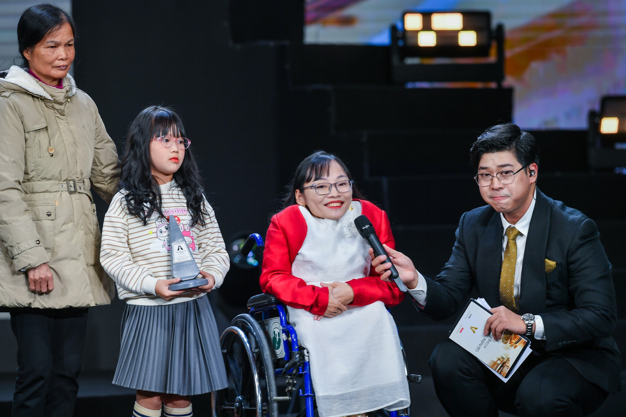 Chị Nguyễn Thị Ngọc Tâm chia sẻ về hành trình bền bỉ hơn 20 năm của Lớp học Ngọc Tâm Thủy Tinh tại lễ trao giải.