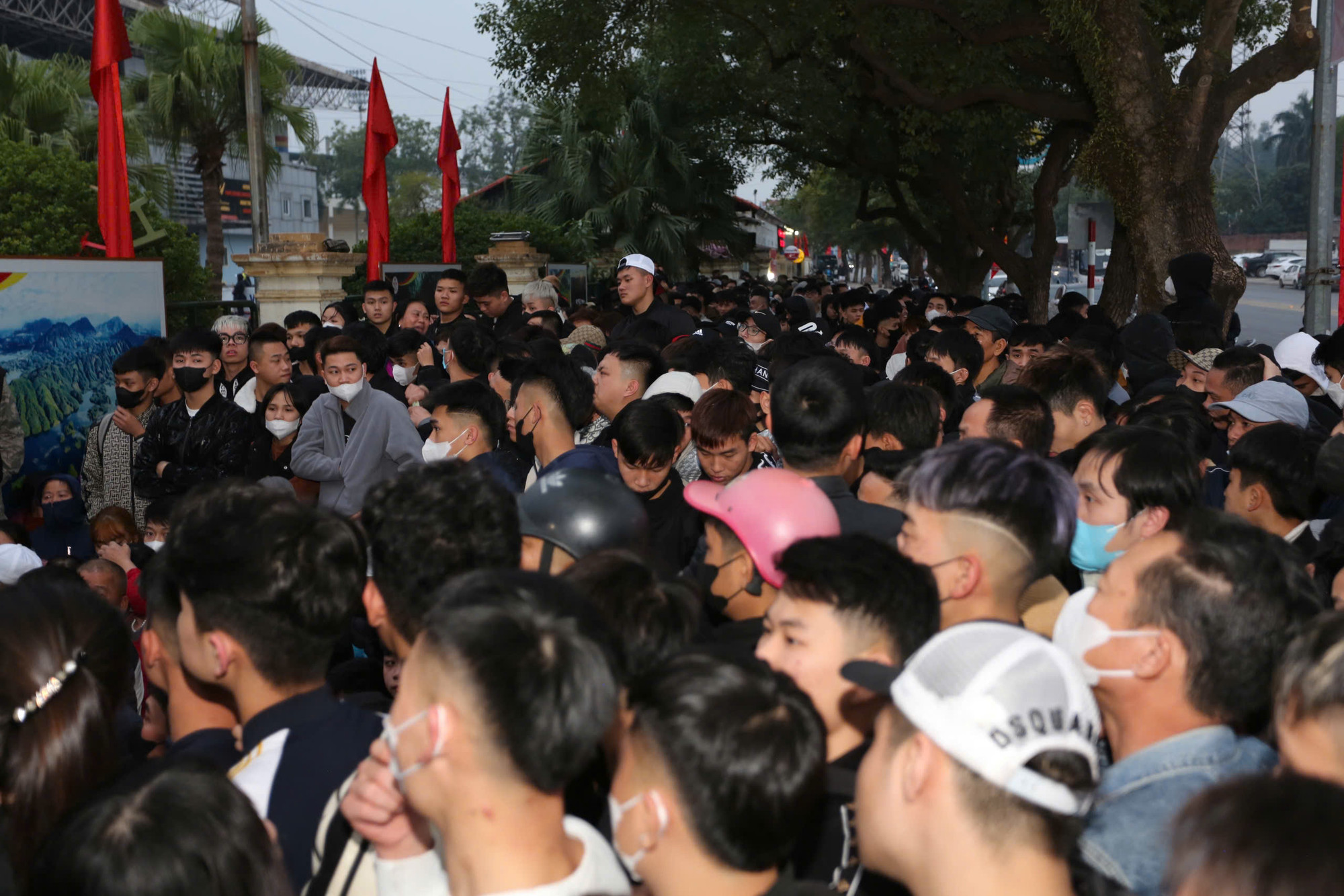 Với số lượng hạn chế là 1.000 vé bán trực tiếp, không phải cổ động viên nào cũng may mắn để có cho mình tấm vé xem đội tuyển Việt Nam.