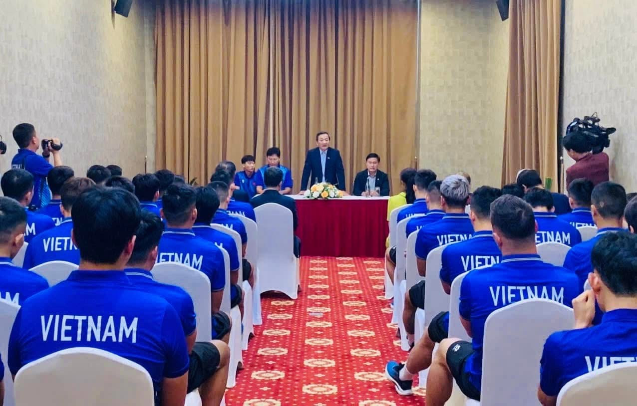 Toàn cảnh buổi giao lưu giữa Đại sứ Việt Nam tại Lào Nguyễn Minh Tâm và đội tuyển Việt Nam.